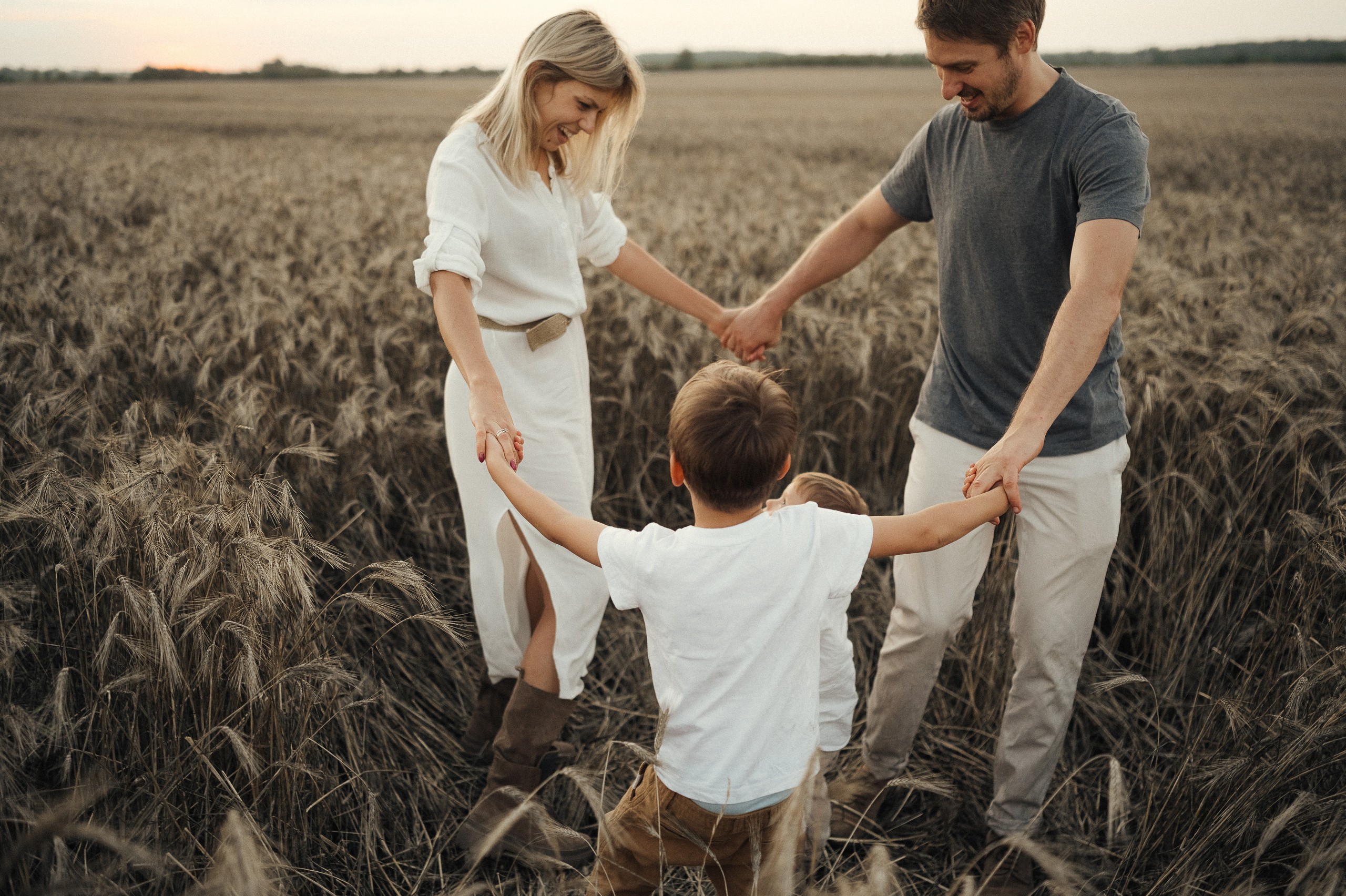 Семейная фотосессия в поле, пшеница. Фотограф и видеограф в Санкт-Петербурге Полина Янушко. Съёмка родов