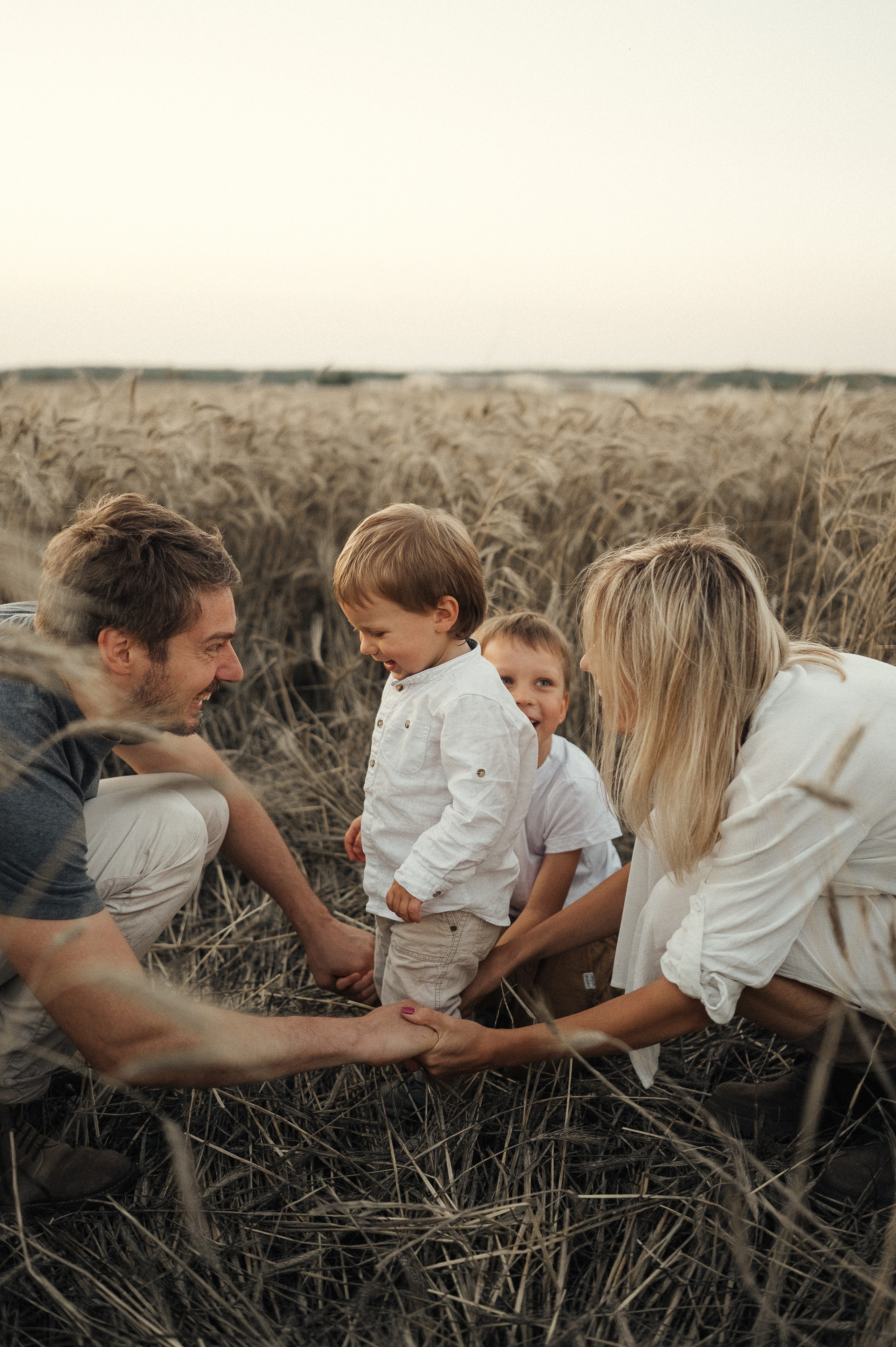 Семейная фотосессия в поле, пшеница. Фотограф и видеограф в Санкт-Петербурге Полина Янушко. Съёмка родов