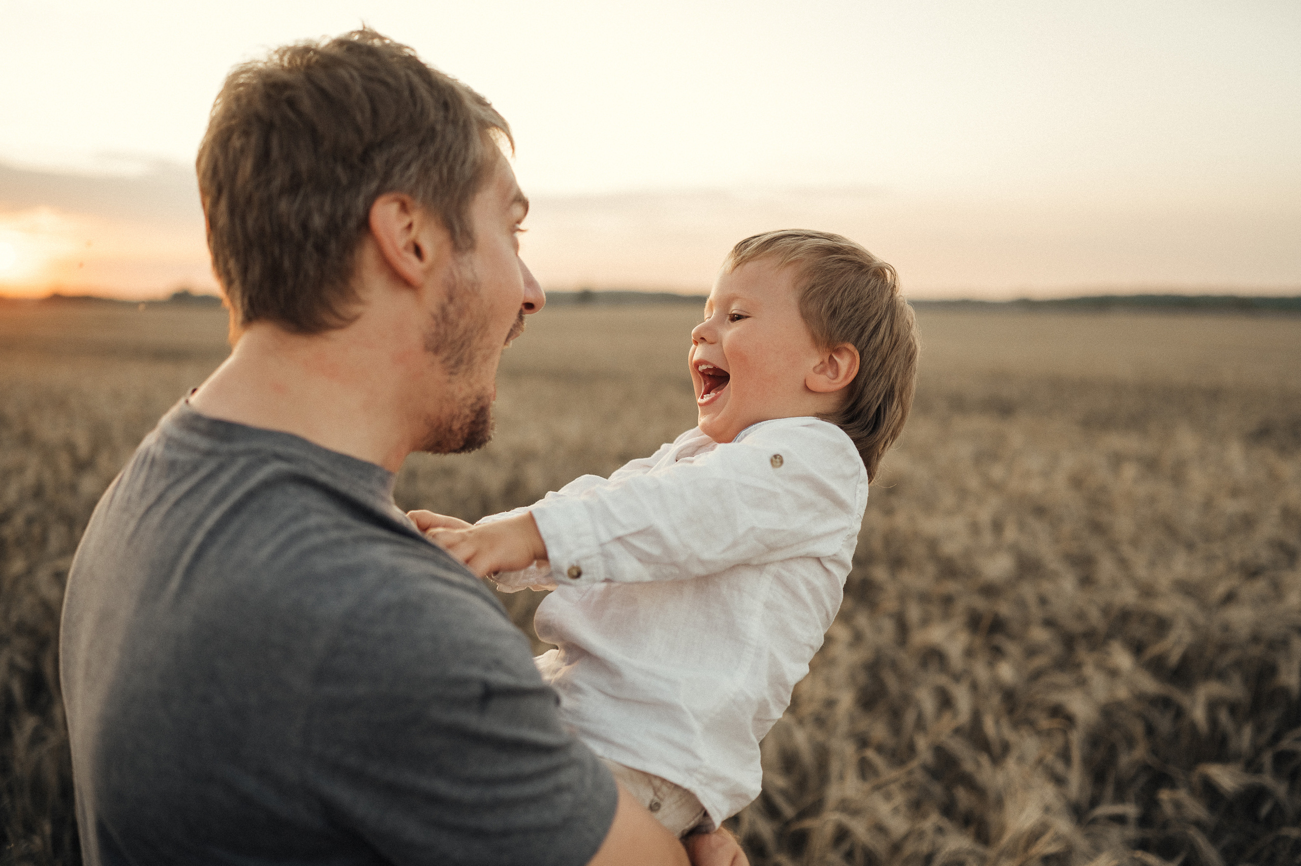 Семейная фотосессия в поле, пшеница. Фотограф и видеограф в Санкт-Петербурге Полина Янушко. Съёмка родов