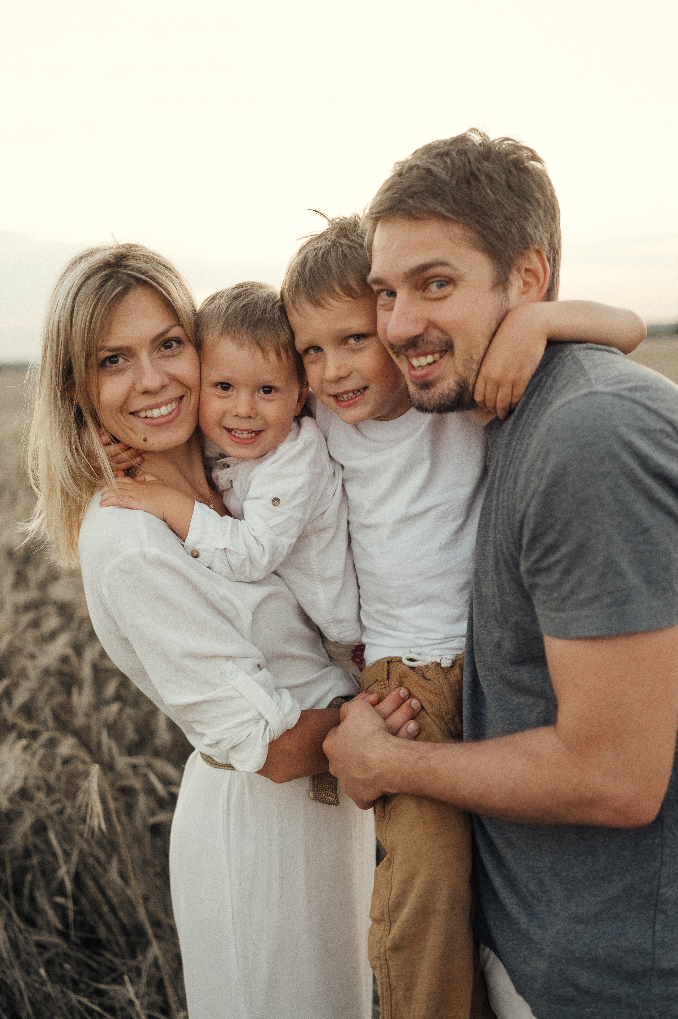 Семейная фотосессия в поле, пшеница. Фотограф и видеограф в Санкт-Петербурге Полина Янушко. Съёмка родов