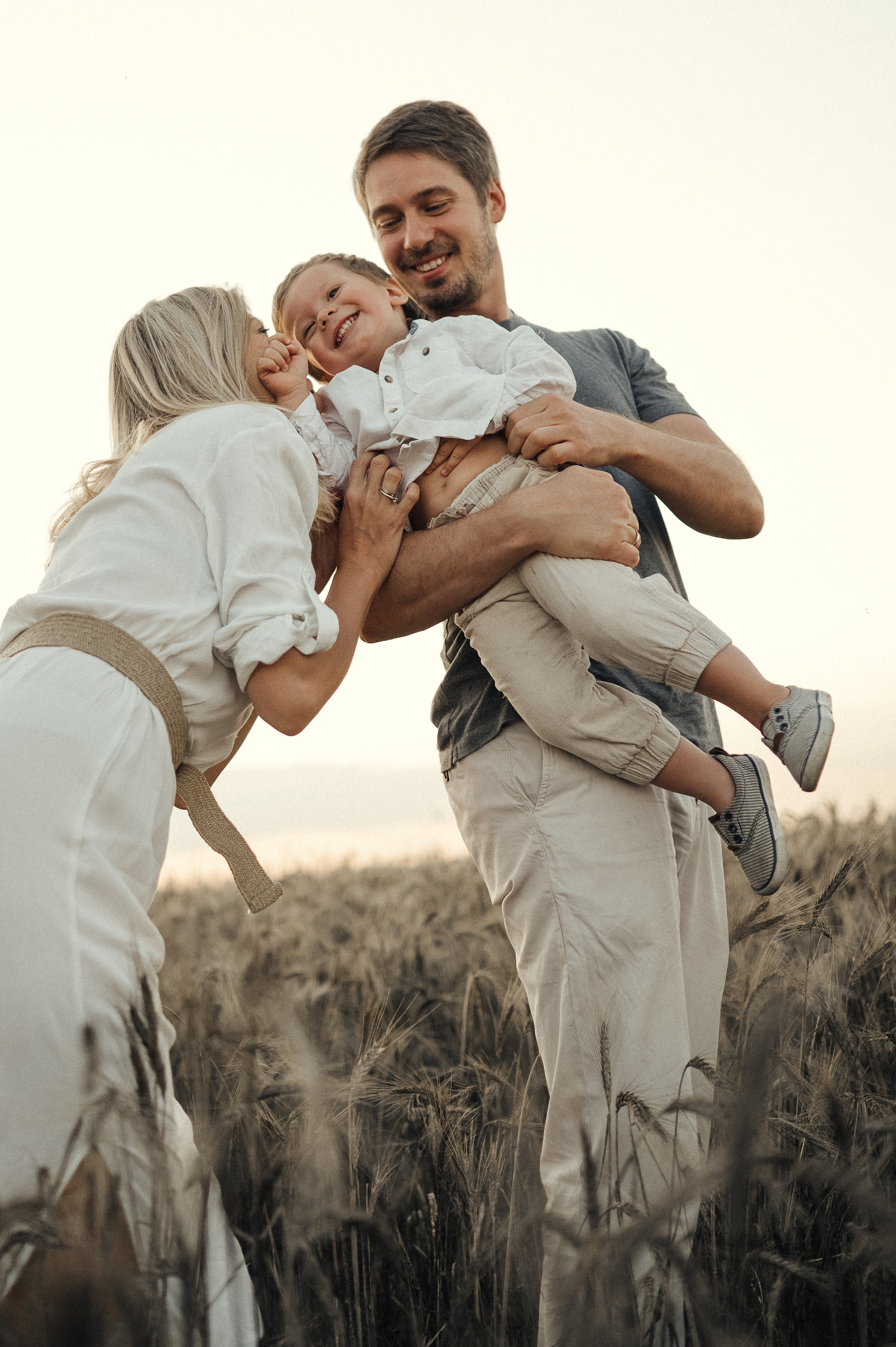 Семейная фотосессия в поле, пшеница. Фотограф и видеограф в Санкт-Петербурге Полина Янушко. Съёмка родов