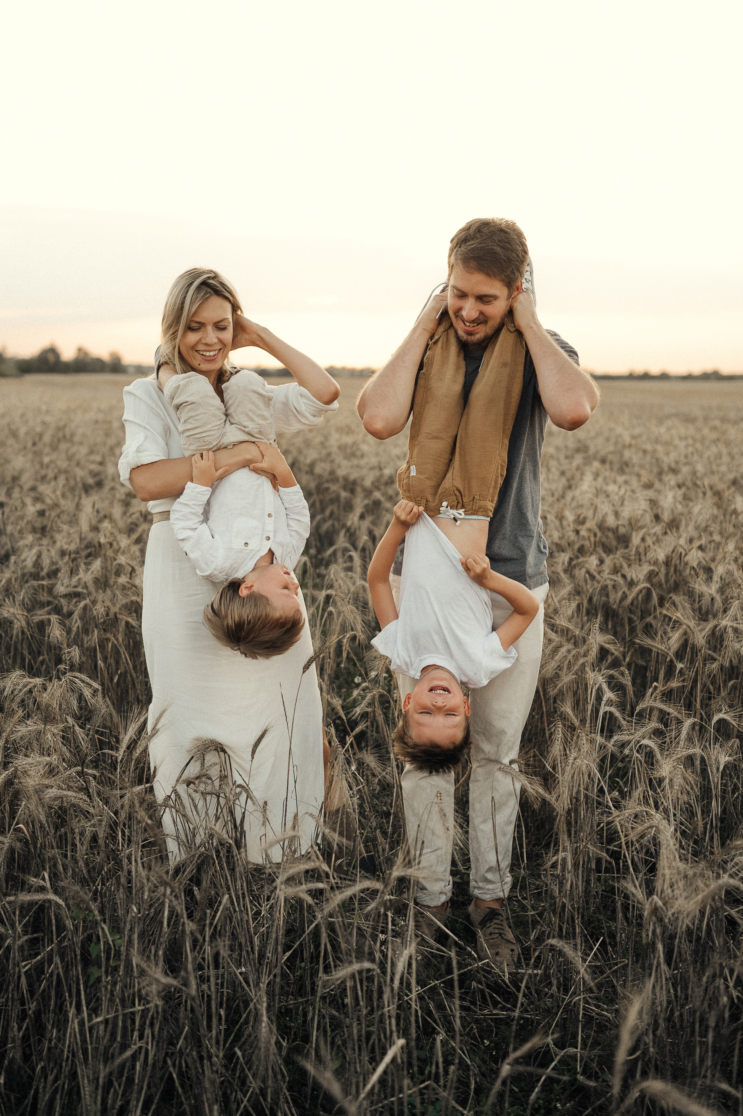 Семейная фотосессия в поле, пшеница. Фотограф и видеограф в Санкт-Петербурге Полина Янушко. Съёмка родов