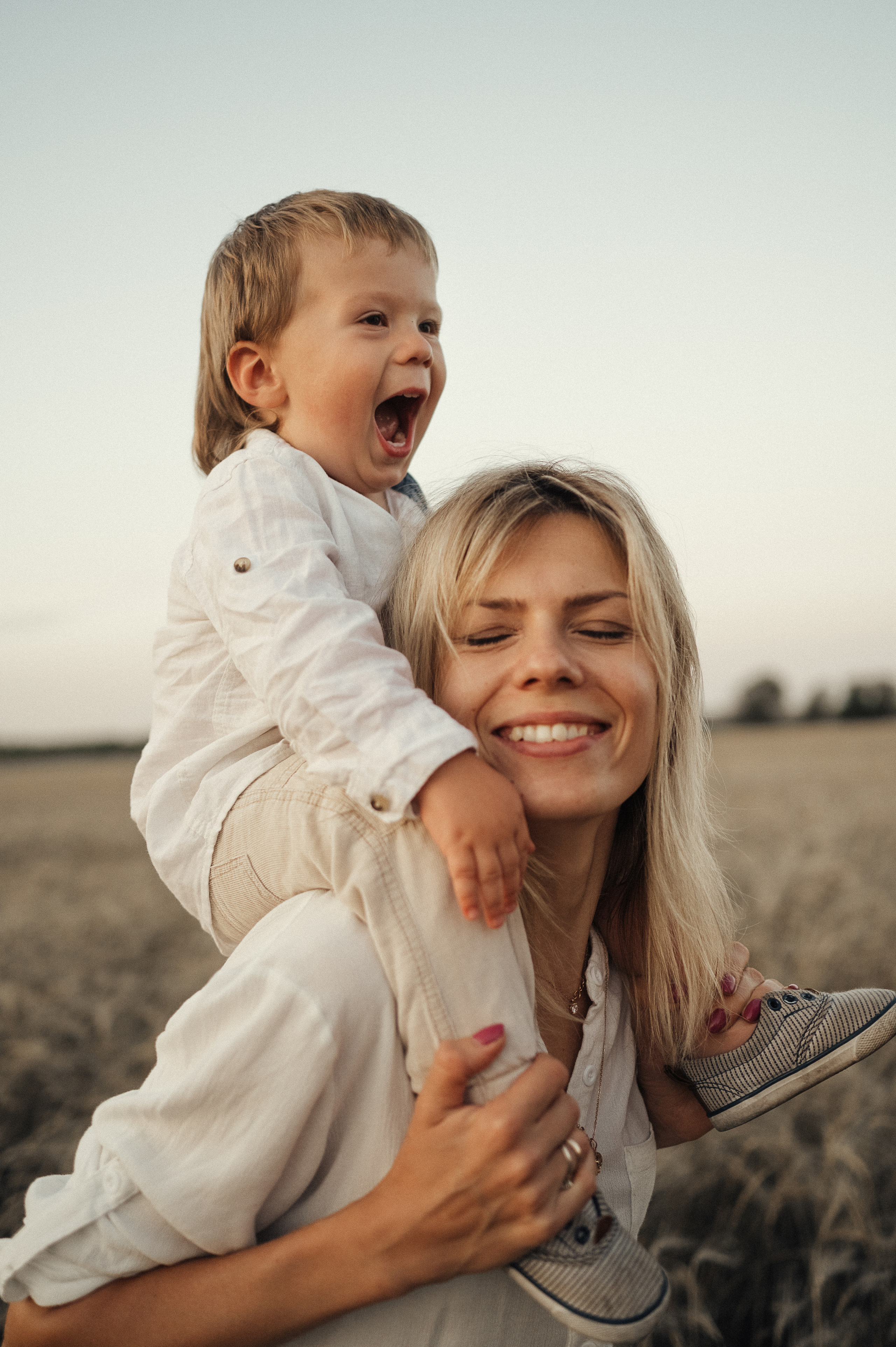 Семейная фотосессия в поле, пшеница. Фотограф и видеограф в Санкт-Петербурге Полина Янушко. Съёмка родов
