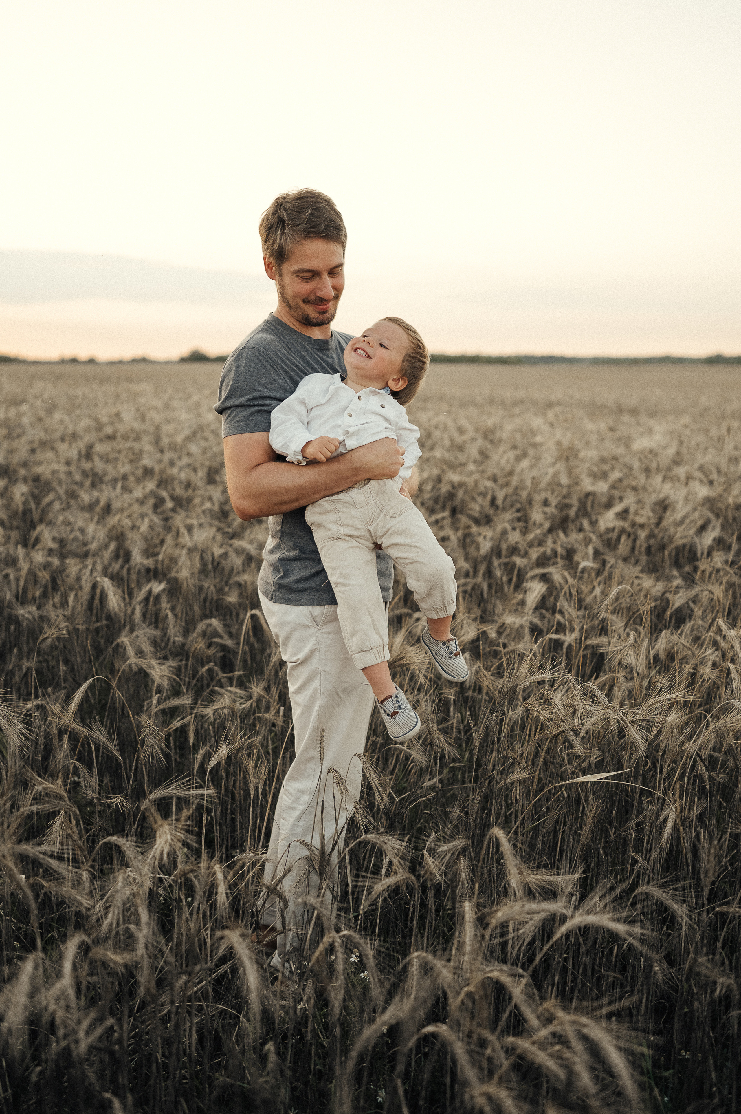 Семейная фотосессия в поле, пшеница. Фотограф и видеограф в Санкт-Петербурге Полина Янушко. Съёмка родов