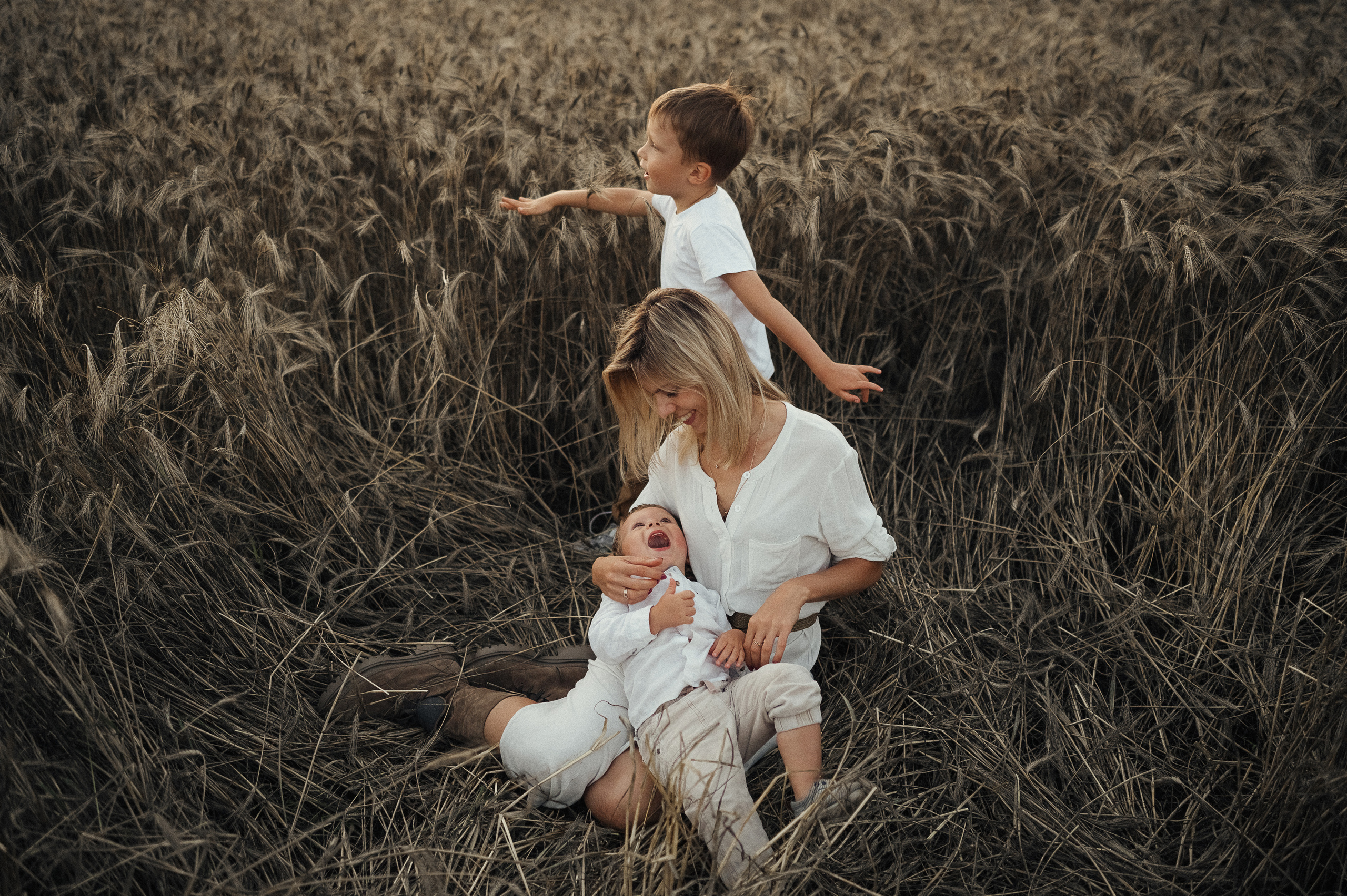 Семейная фотосессия в поле, пшеница. Фотограф и видеограф в Санкт-Петербурге Полина Янушко. Съёмка родов