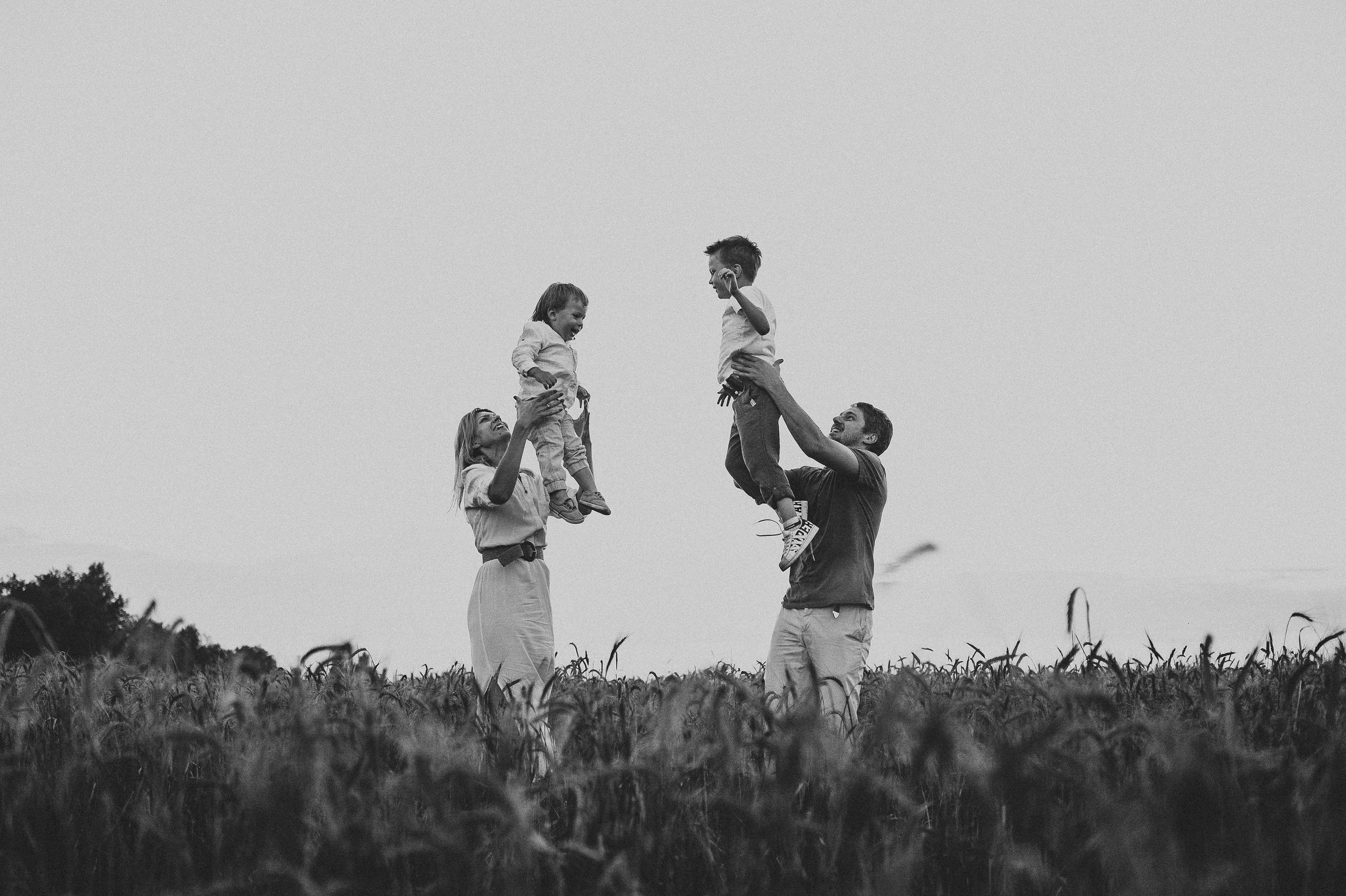 Семейная фотосессия в поле, пшеница. Фотограф и видеограф в Санкт-Петербурге Полина Янушко. Съёмка родов