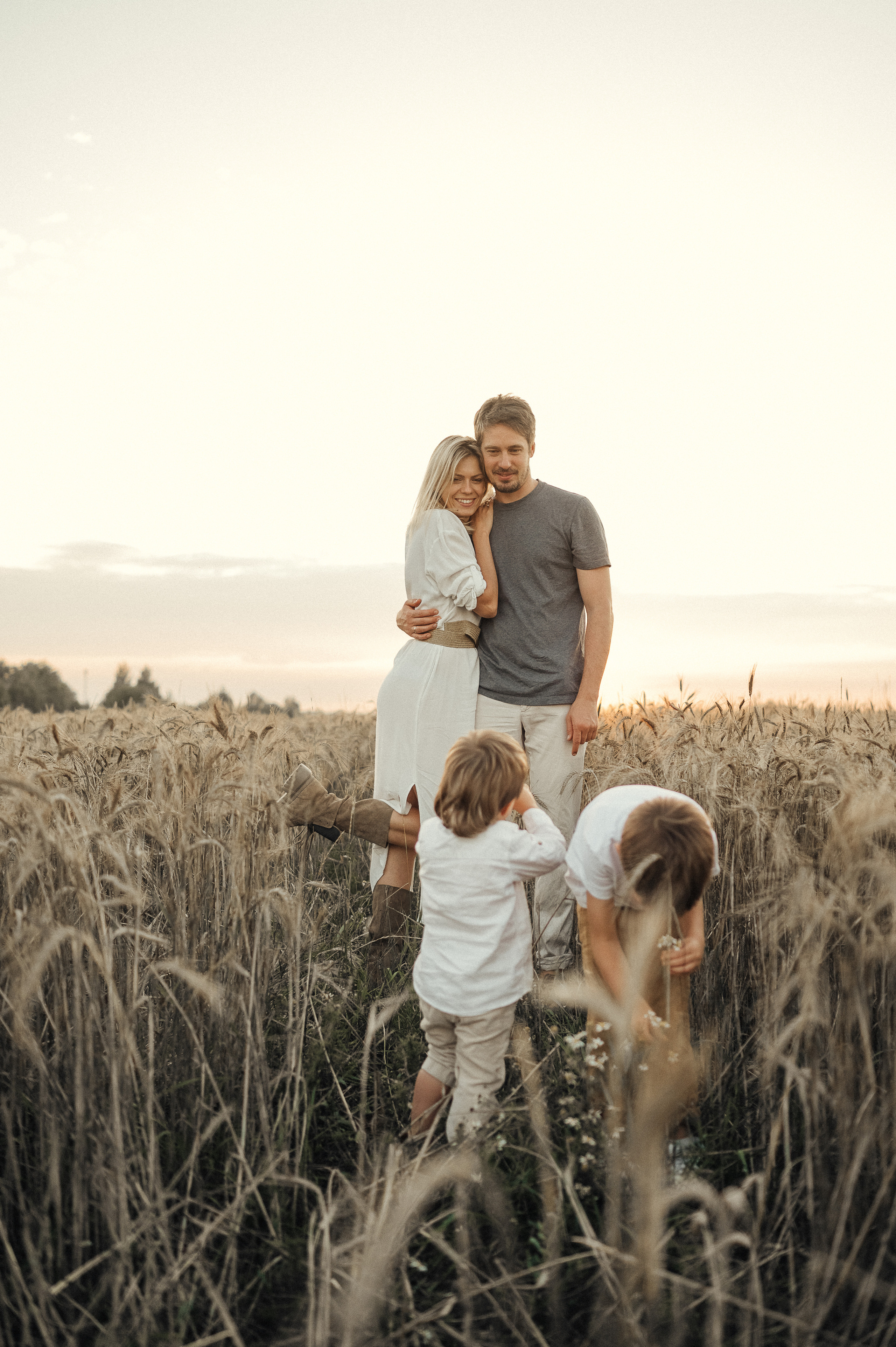 Семейная фотосессия в поле, пшеница. Фотограф и видеограф в Санкт-Петербурге Полина Янушко. Съёмка родов