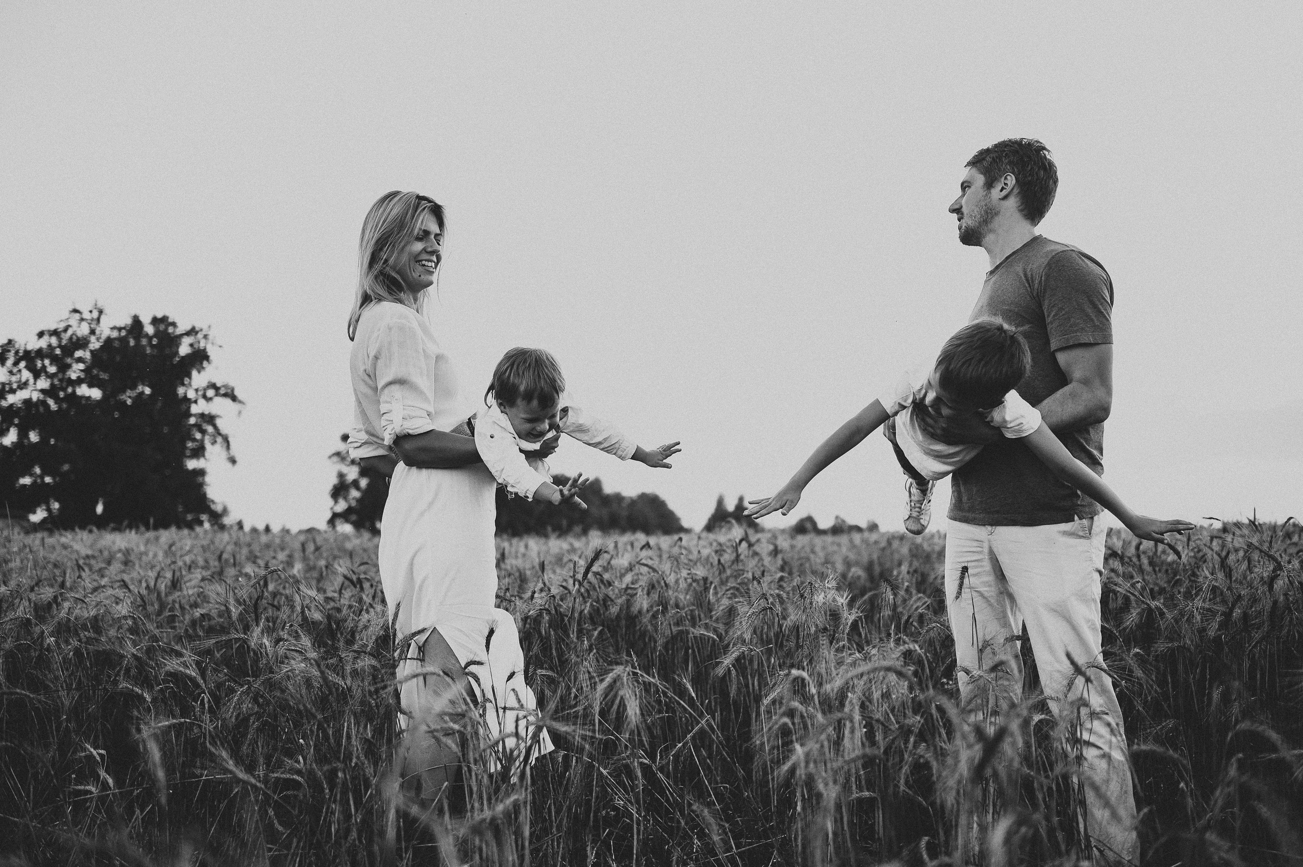 Семейная фотосессия в поле, пшеница. Фотограф и видеограф в Санкт-Петербурге Полина Янушко. Съёмка родов