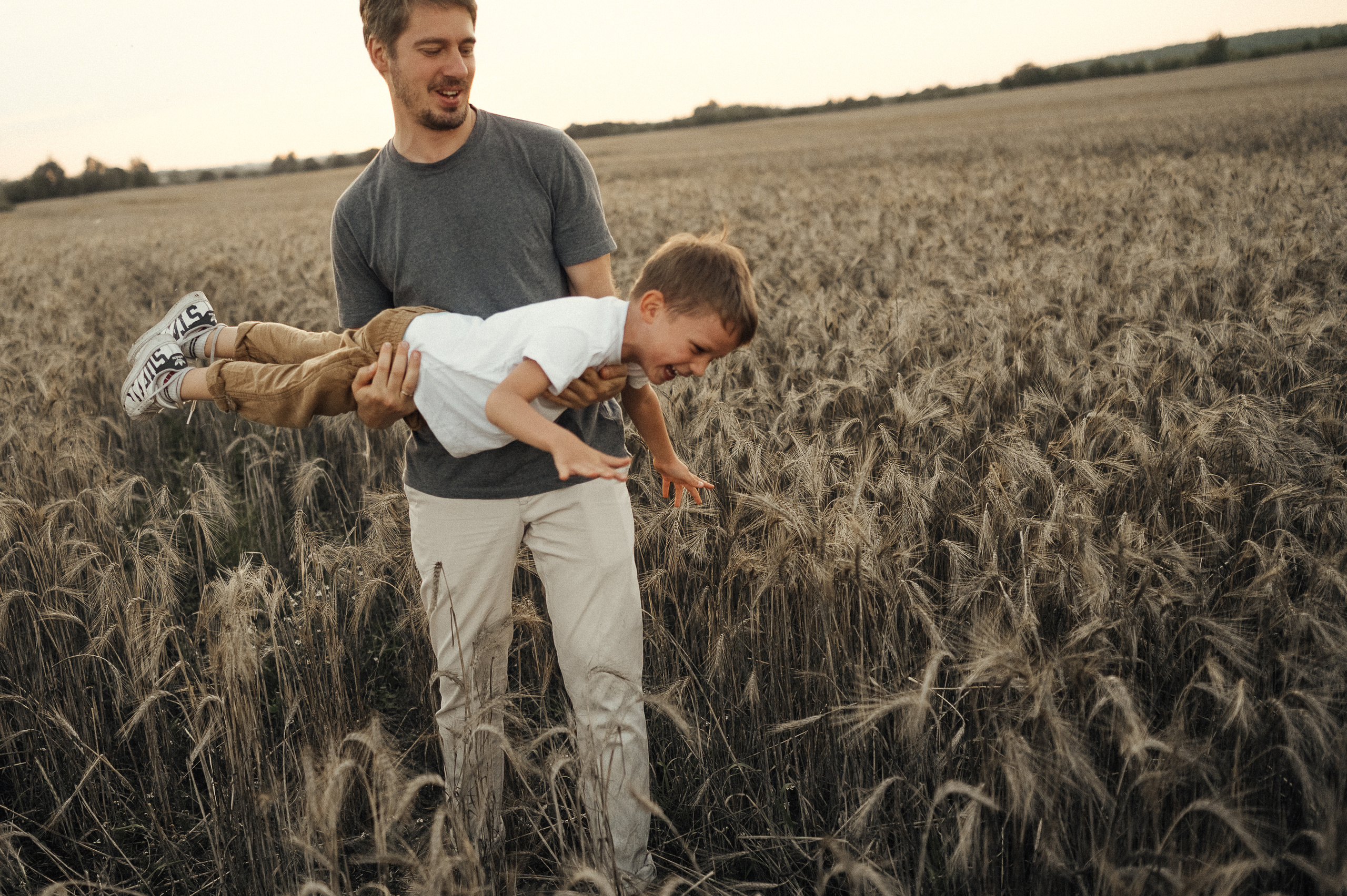 Семейная фотосессия в поле, пшеница. Фотограф и видеограф в Санкт-Петербурге Полина Янушко. Съёмка родов