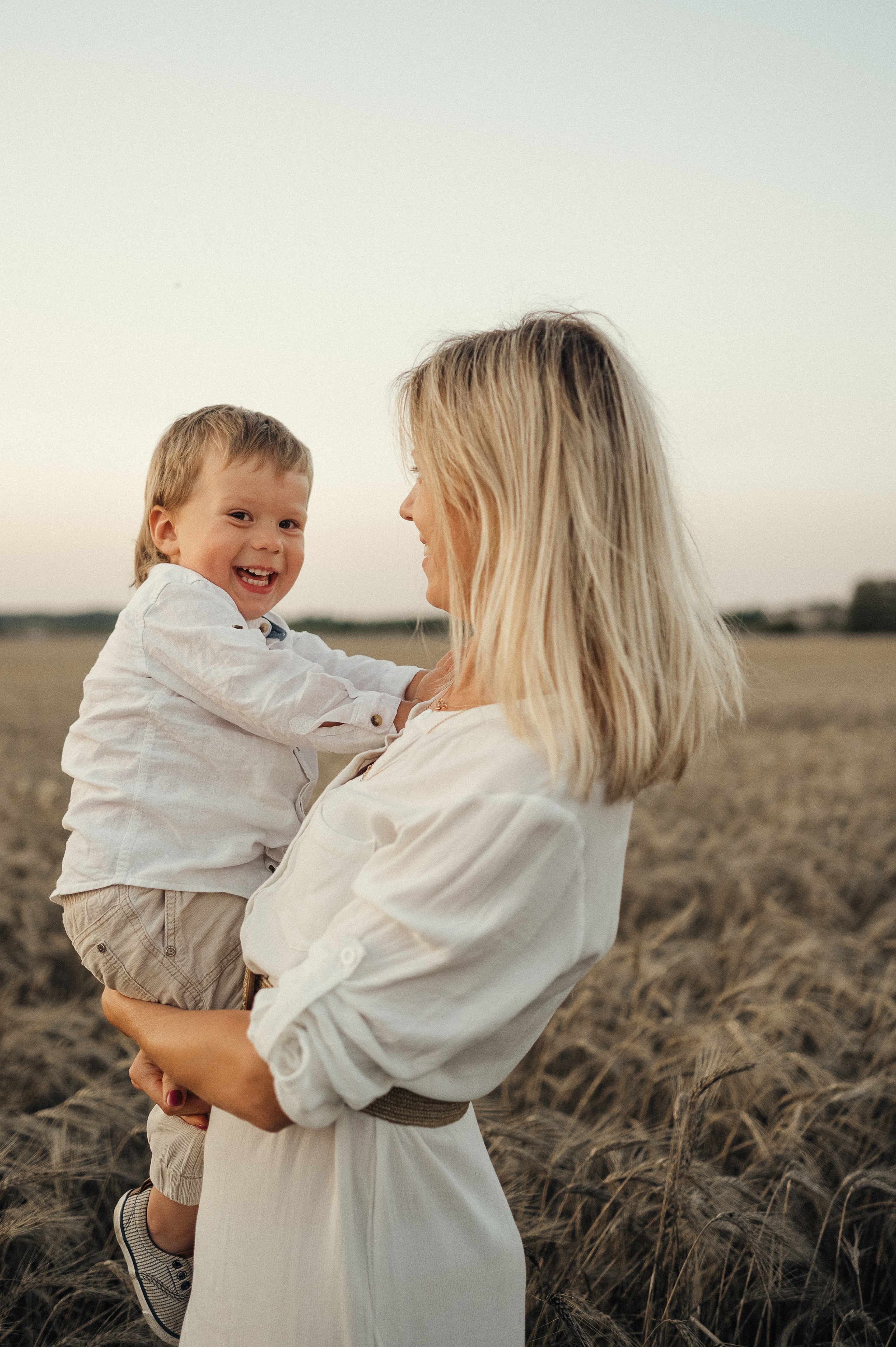 Семейная фотосессия в поле, пшеница. Фотограф и видеограф в Санкт-Петербурге Полина Янушко. Съёмка родов