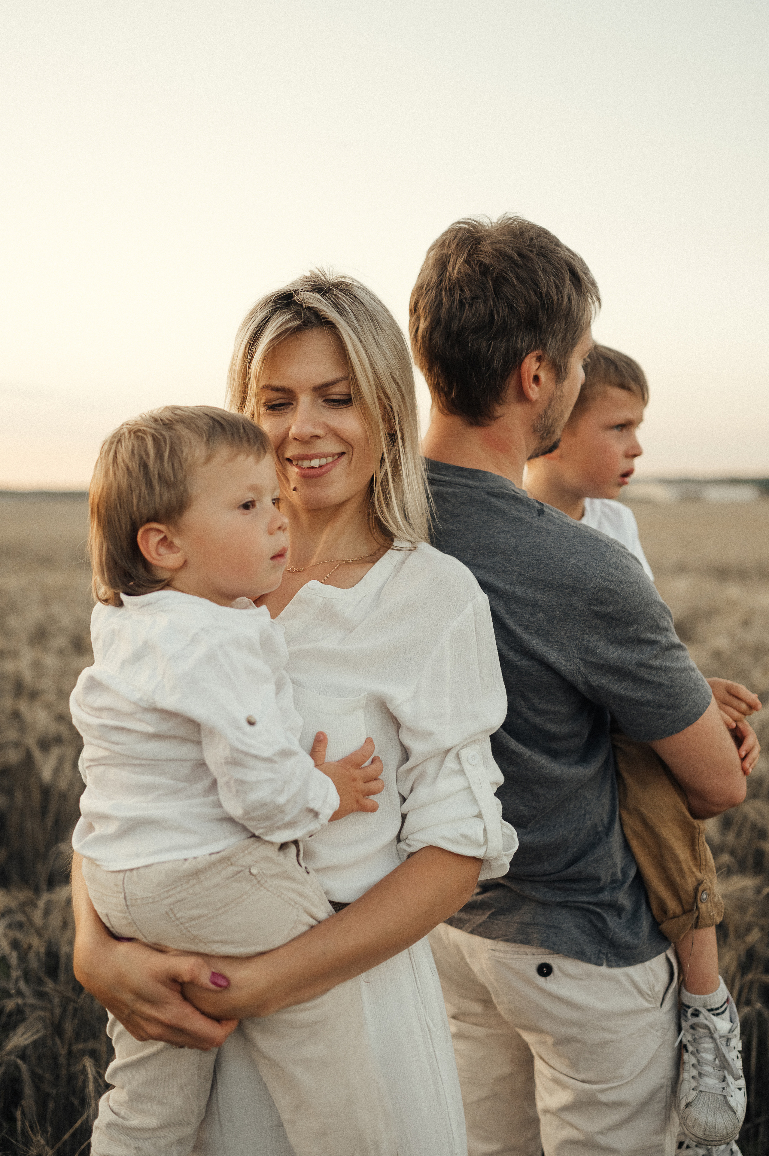 Семейная фотосессия в поле, пшеница. Фотограф и видеограф в Санкт-Петербурге Полина Янушко. Съёмка родов