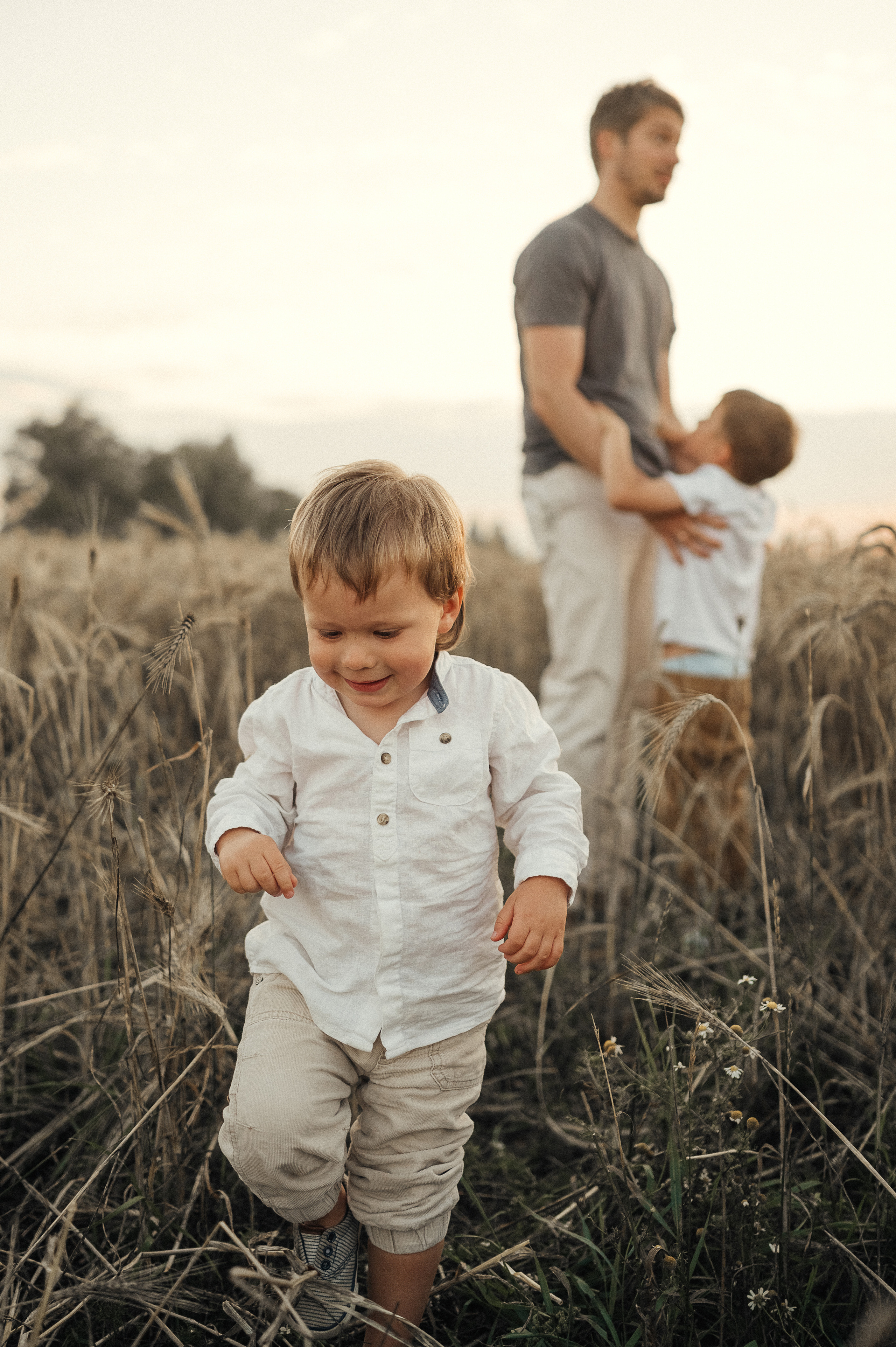 Семейная фотосессия в поле, пшеница. Фотограф и видеограф в Санкт-Петербурге Полина Янушко. Съёмка родов