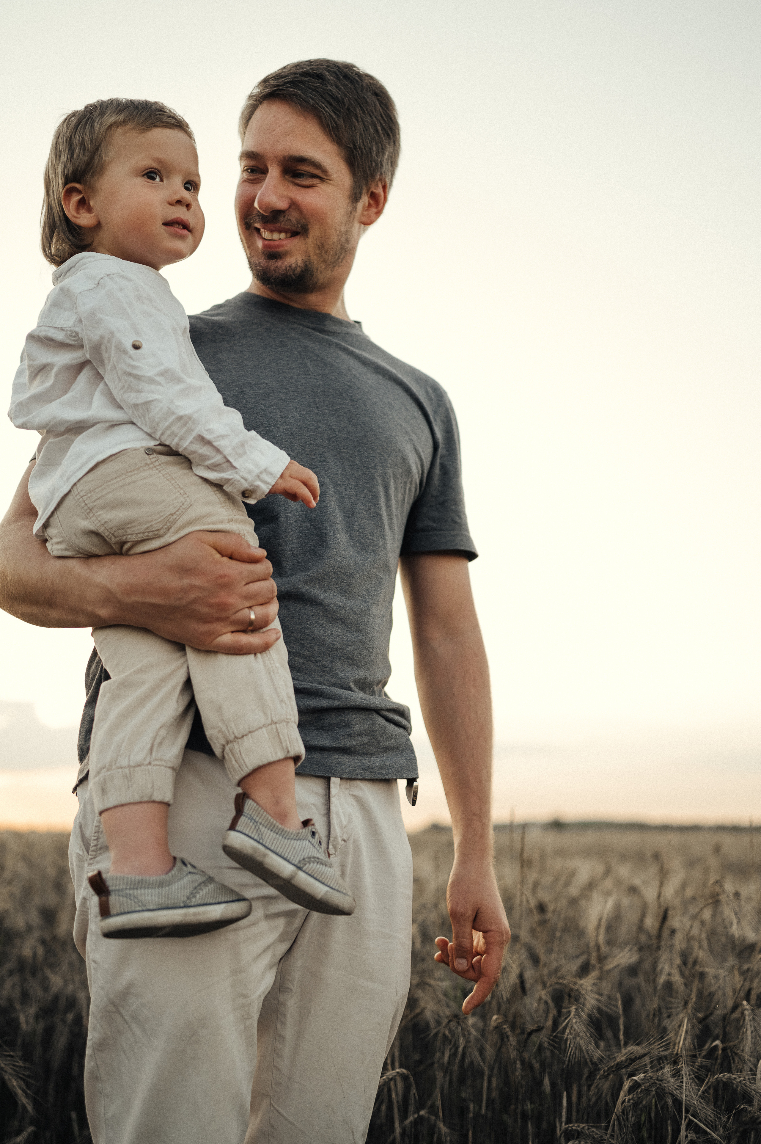 Семейная фотосессия в поле, пшеница. Фотограф и видеограф в Санкт-Петербурге Полина Янушко. Съёмка родов