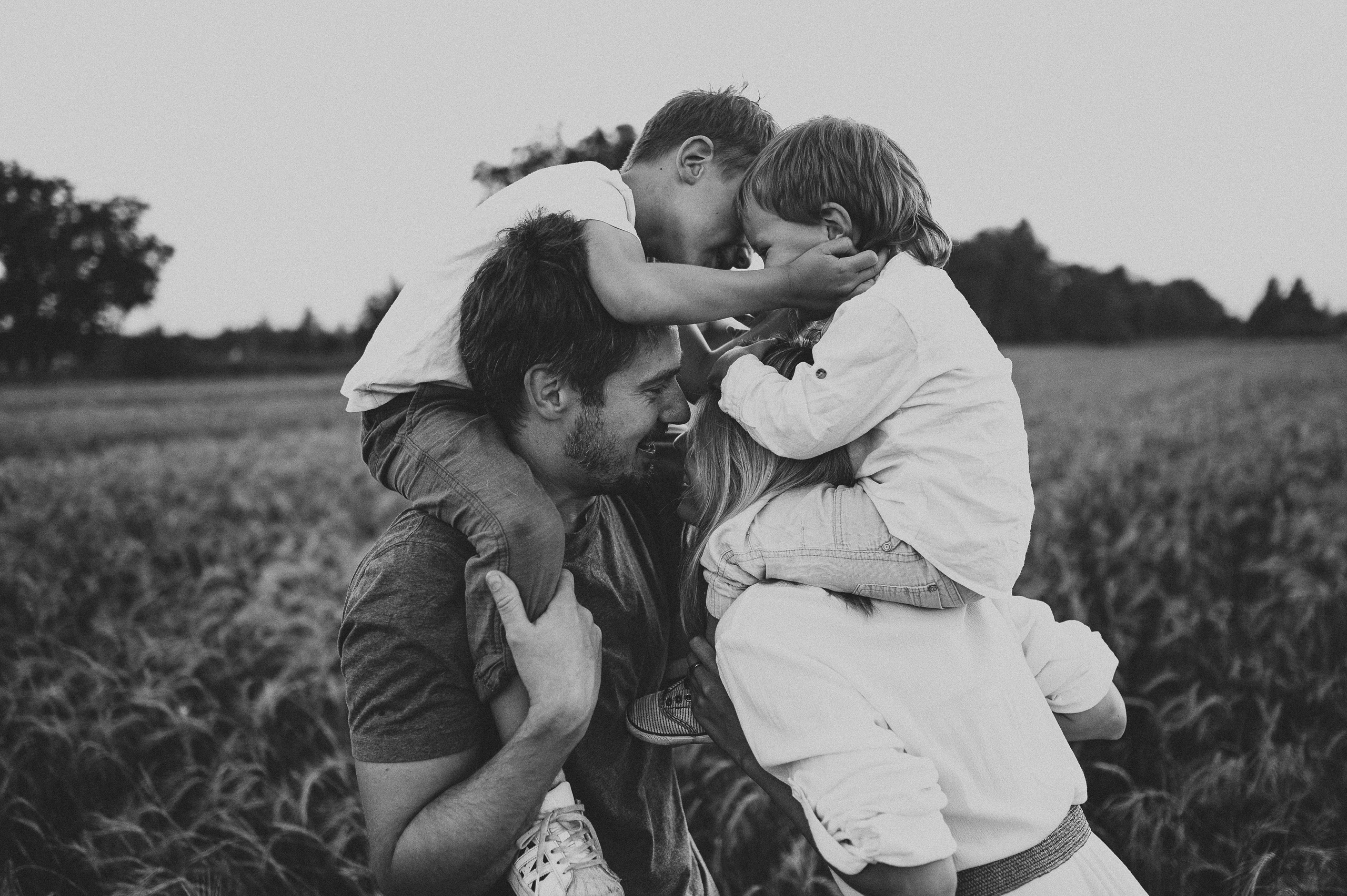 Семейная фотосессия в поле, пшеница. Фотограф и видеограф в Санкт-Петербурге Полина Янушко. Съёмка родов
