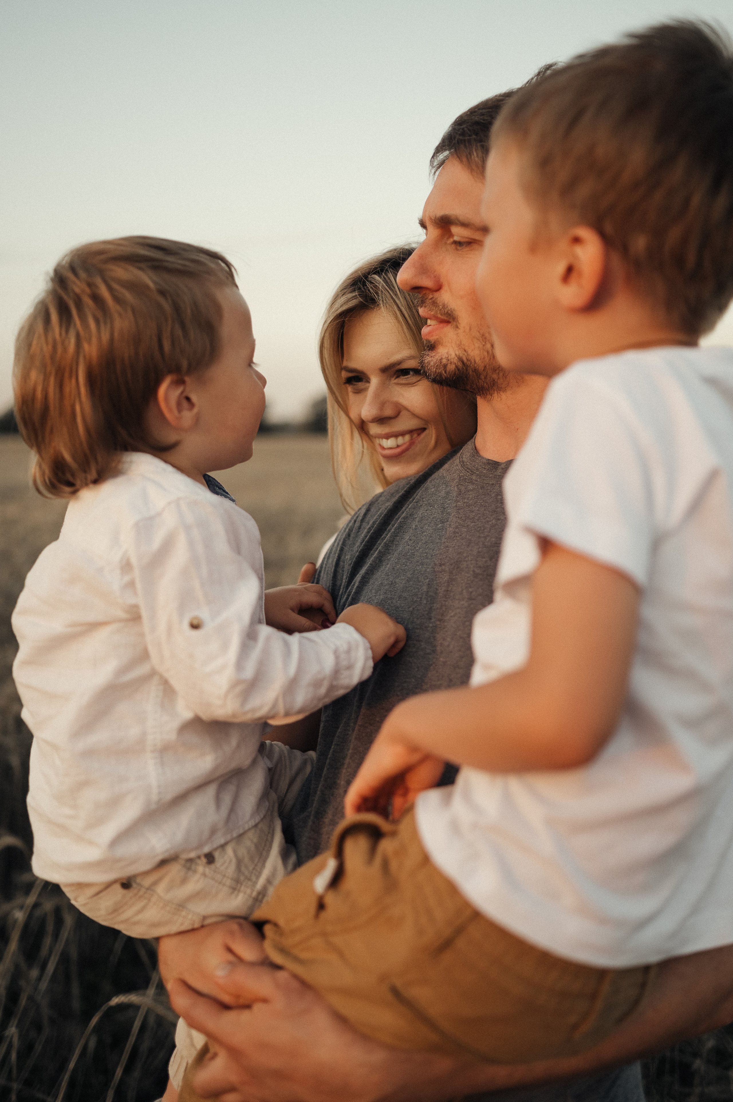 Семейная фотосессия в поле, пшеница. Фотограф и видеограф в Санкт-Петербурге Полина Янушко. Съёмка родов