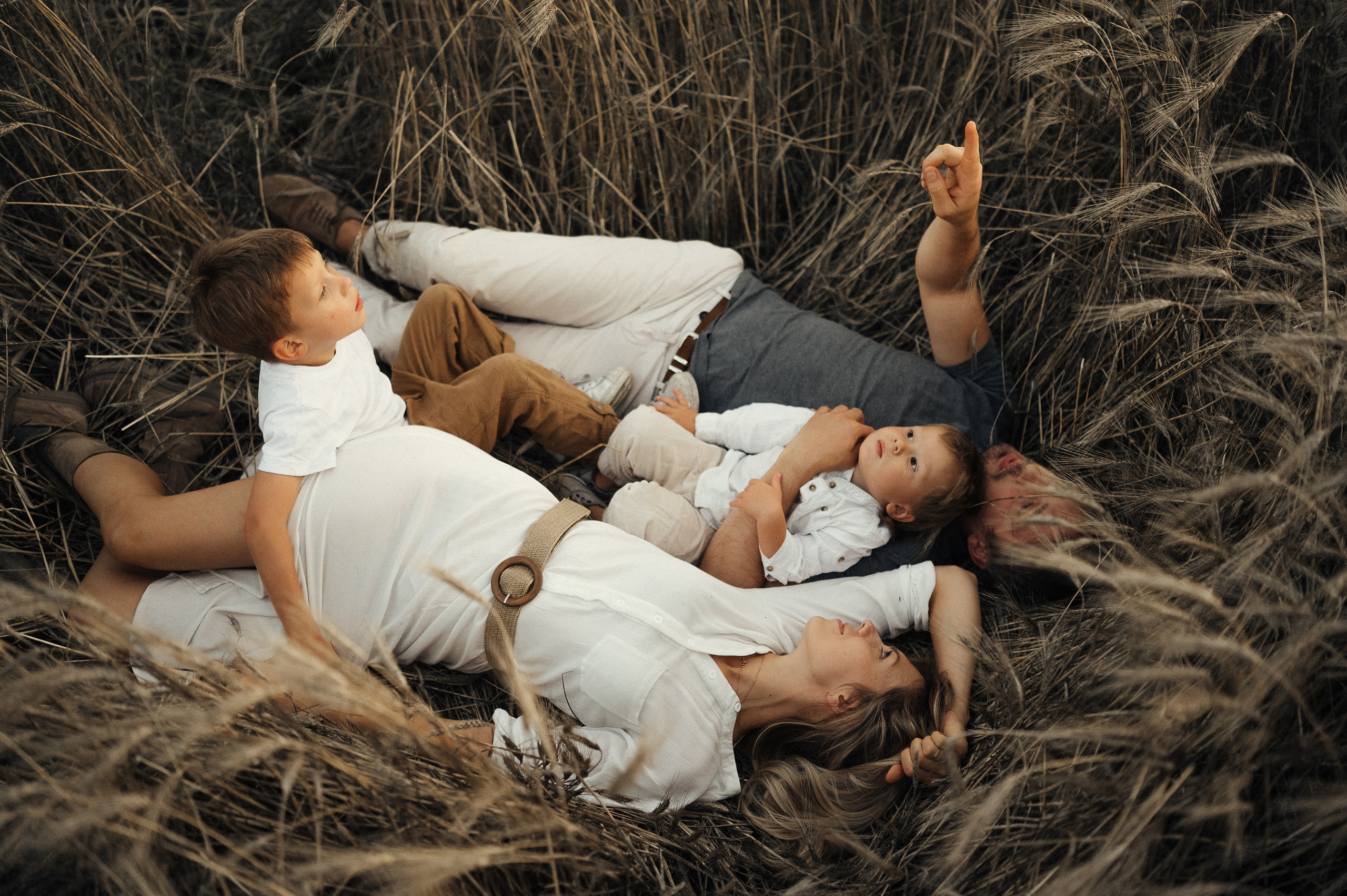 Семейная фотосессия в поле, пшеница. Фотограф и видеограф в Санкт-Петербурге Полина Янушко. Съёмка родов