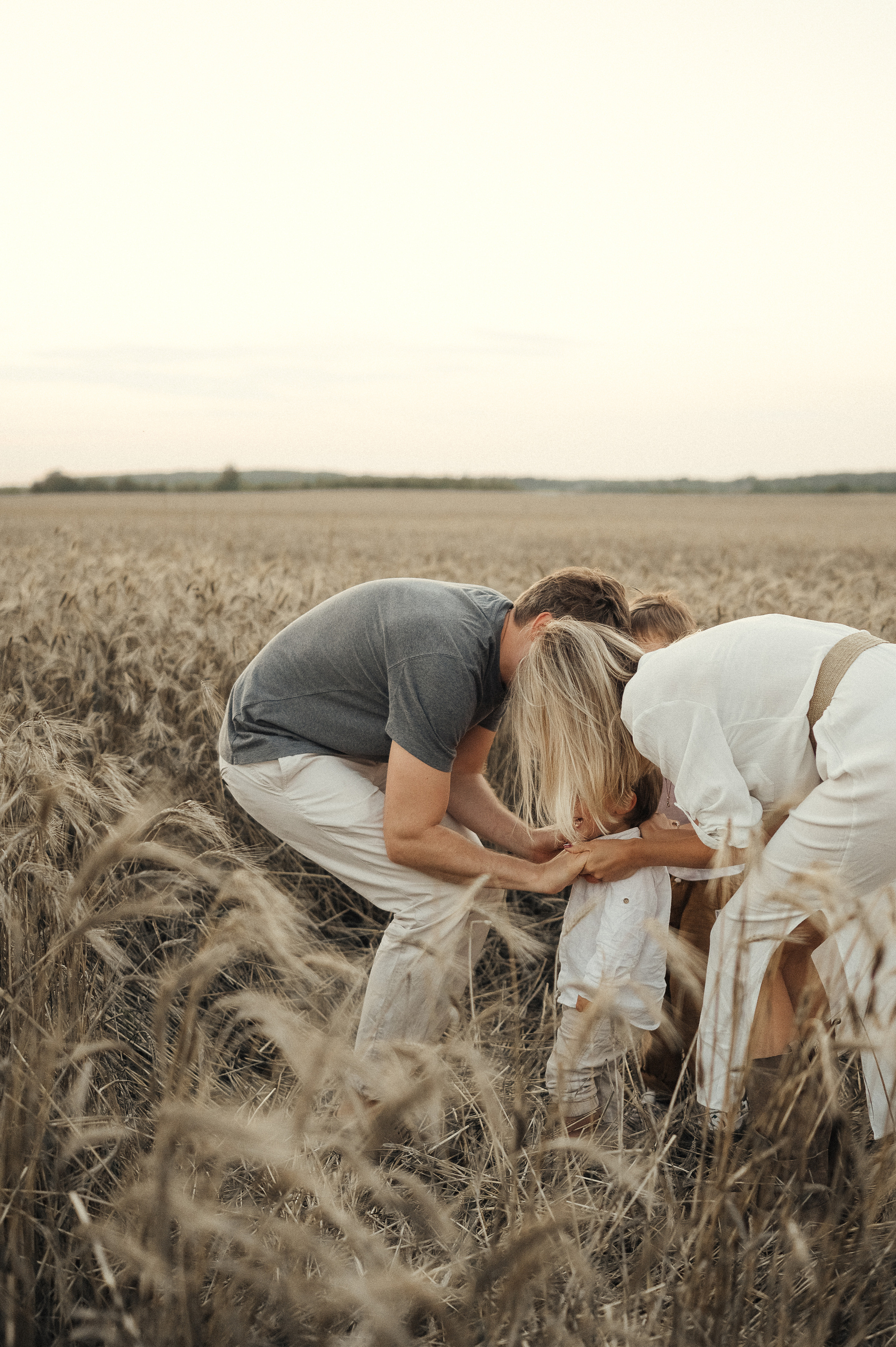 Семейная фотосессия в поле, пшеница. Фотограф и видеограф в Санкт-Петербурге Полина Янушко. Съёмка родов