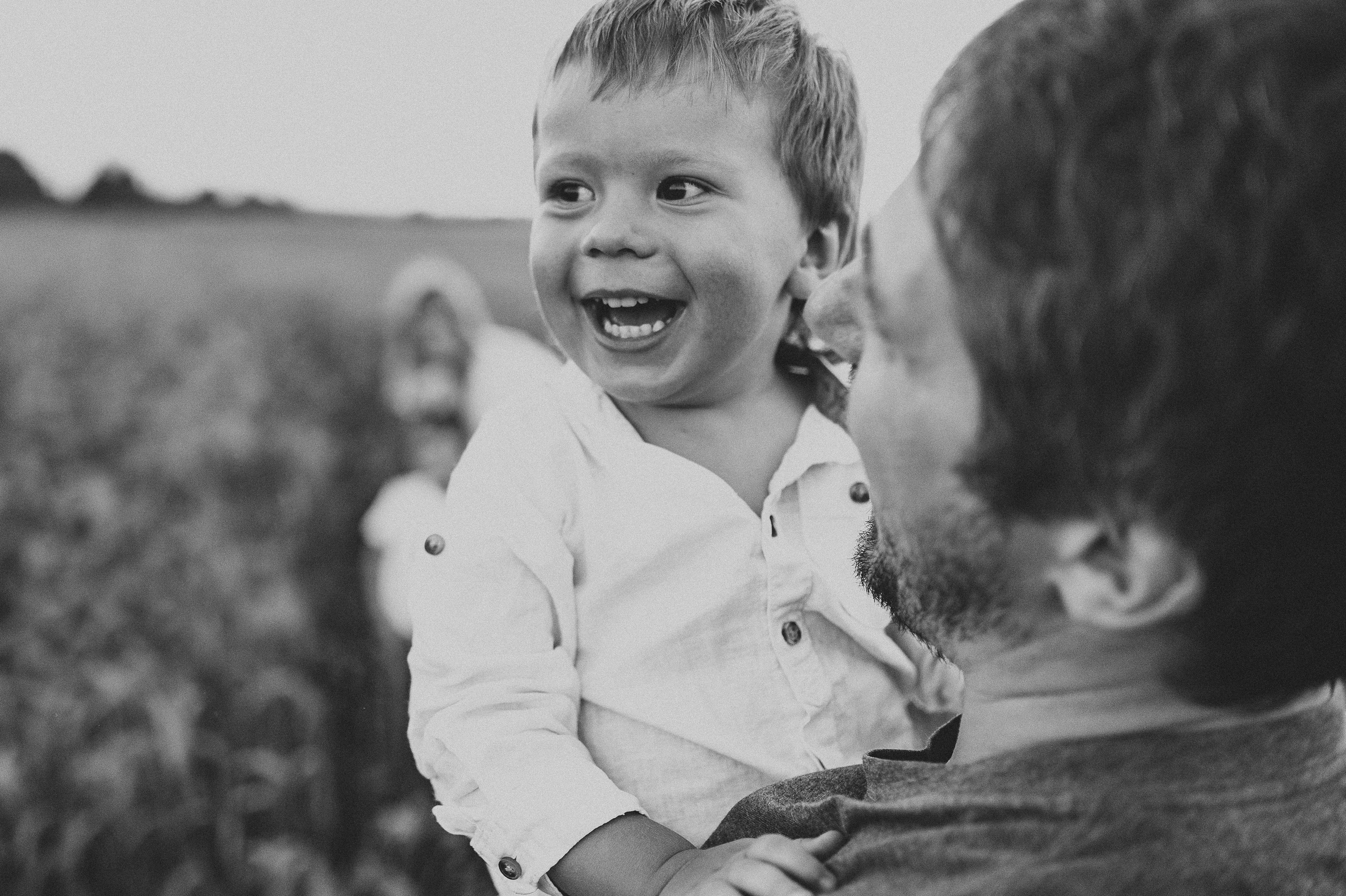 Семейная фотосессия в поле, пшеница. Фотограф и видеограф в Санкт-Петербурге Полина Янушко. Съёмка родов