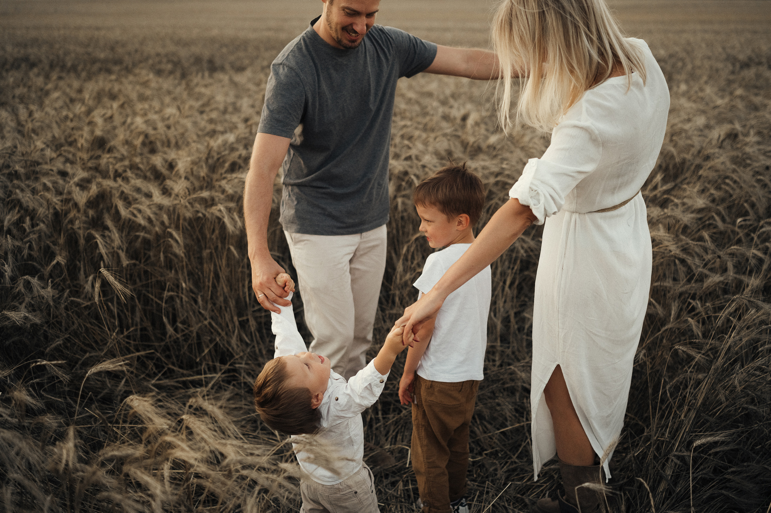 Семейная фотосессия в поле, пшеница. Фотограф и видеограф в Санкт-Петербурге Полина Янушко. Съёмка родов