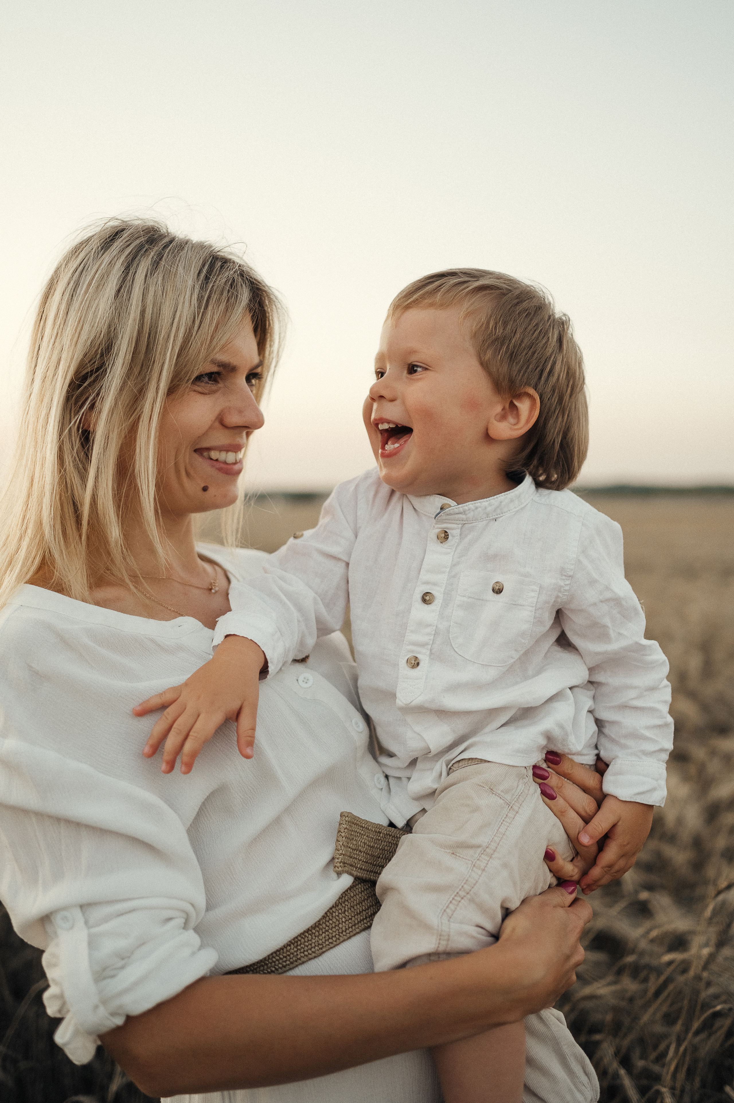 Семейная фотосессия в поле, пшеница. Фотограф и видеограф в Санкт-Петербурге Полина Янушко. Съёмка родов