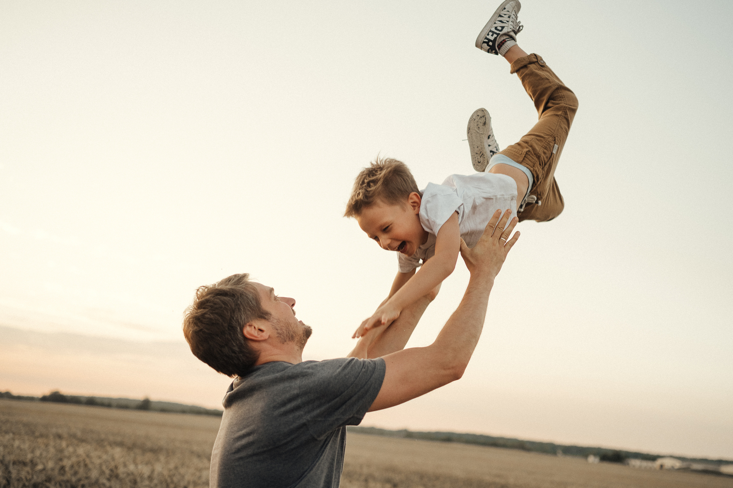 Семейная фотосессия в поле, пшеница. Фотограф и видеограф в Санкт-Петербурге Полина Янушко. Съёмка родов