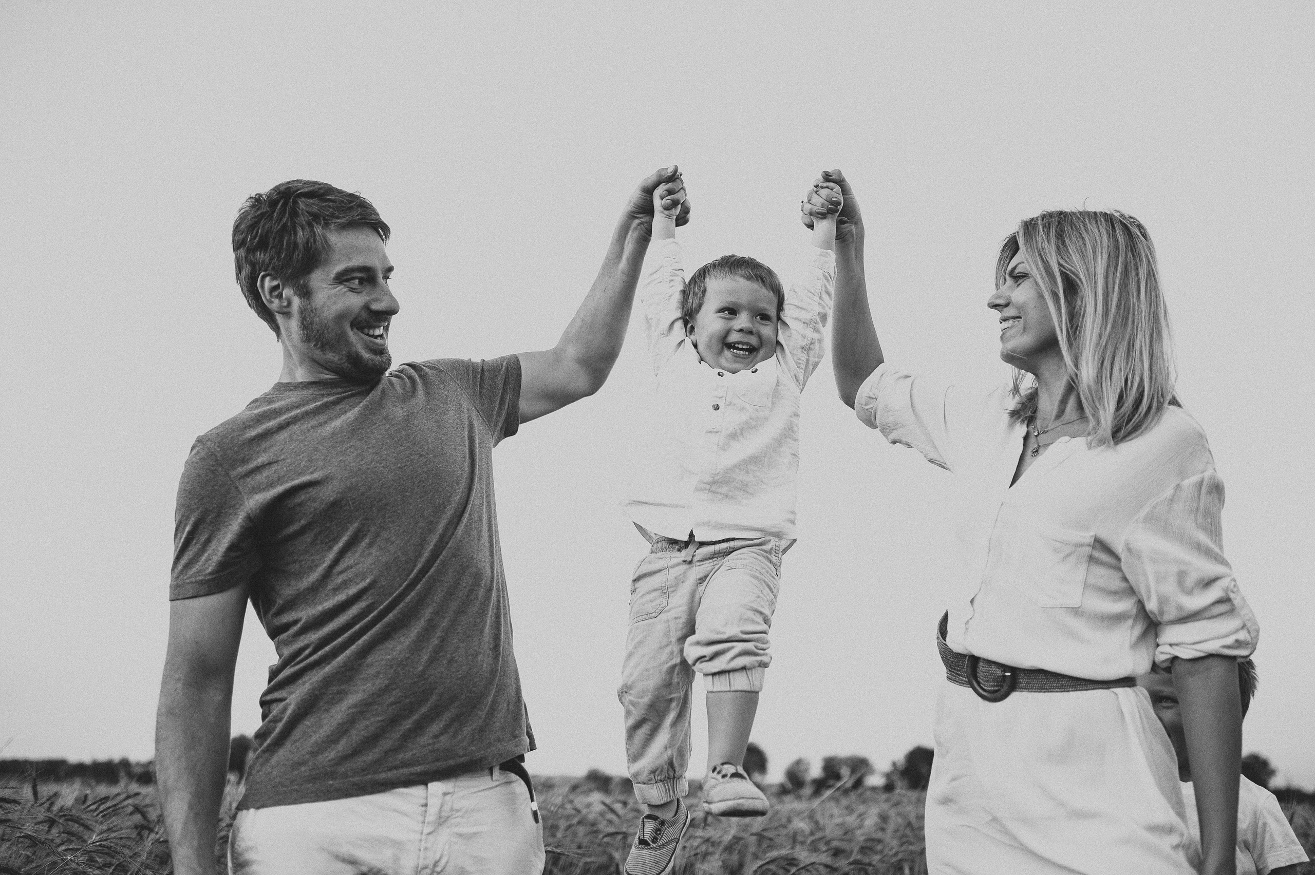 Семейная фотосессия в поле, пшеница. Фотограф и видеограф в Санкт-Петербурге Полина Янушко. Съёмка родов