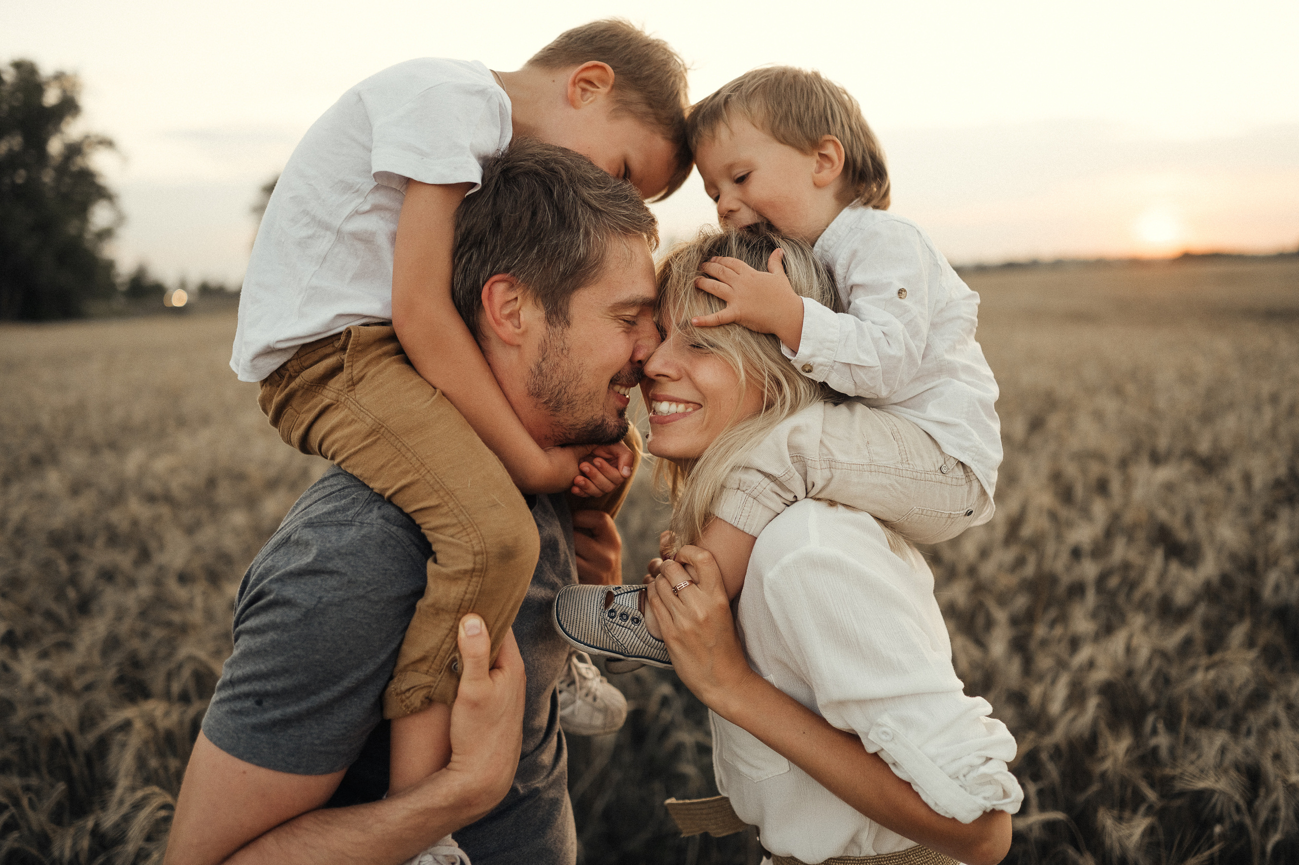 Семейная фотосессия в поле, пшеница. Фотограф и видеограф в Санкт-Петербурге Полина Янушко. Съёмка родов