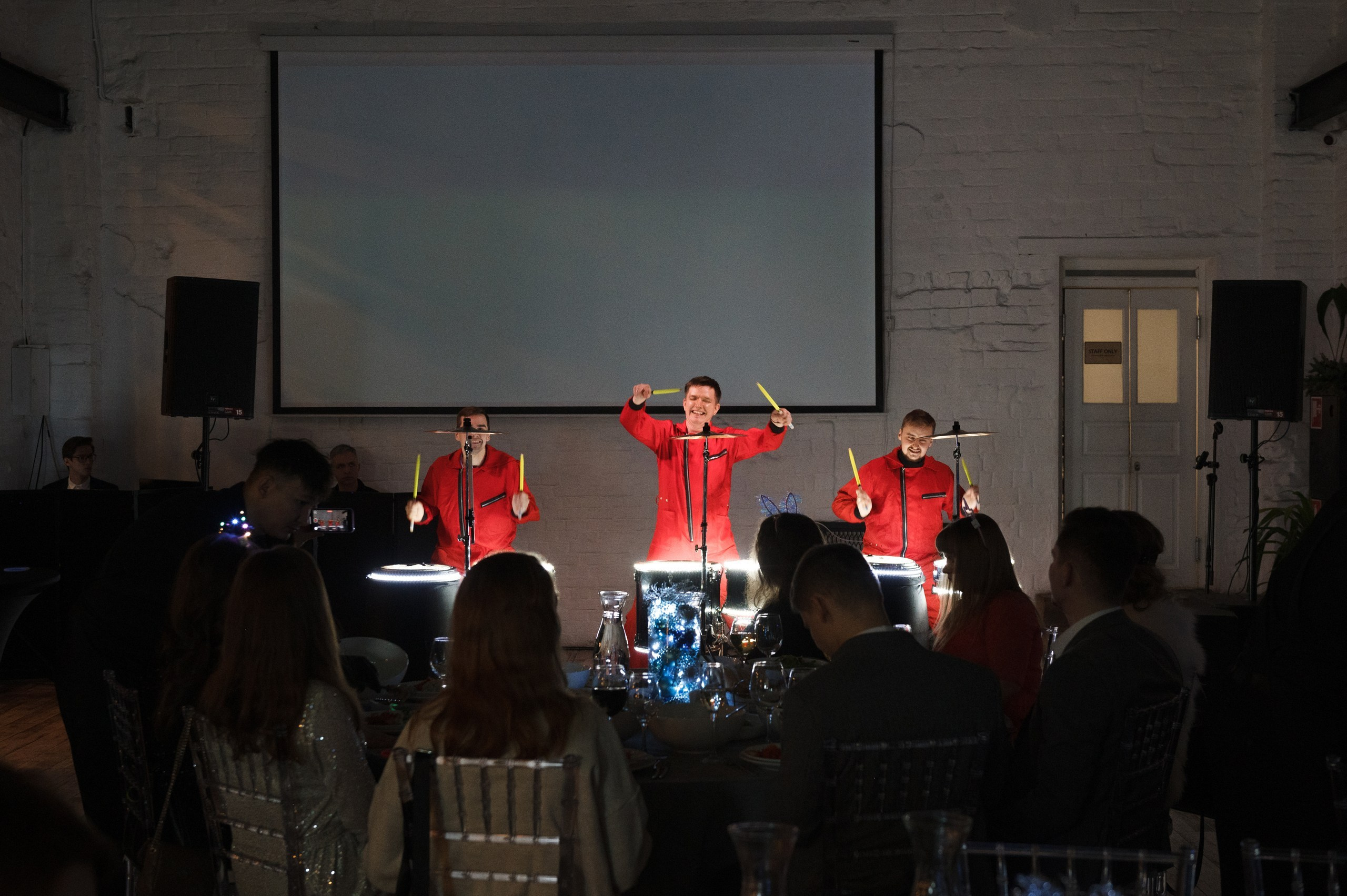 Новогодний корпоратив в стиле Неоновая вечеринка. Праздничное агентство ПИОН