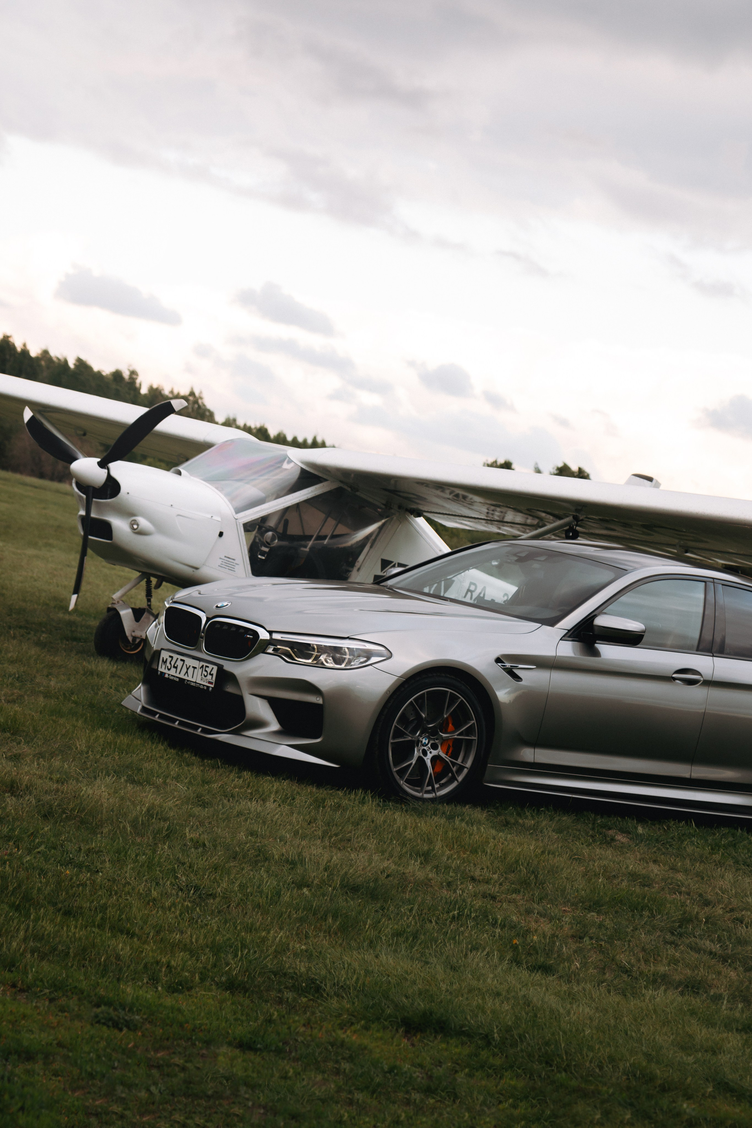 BMW M5 with plane. Автомобильный фотограф и видеограф в Новосибирске|Александра Косухина