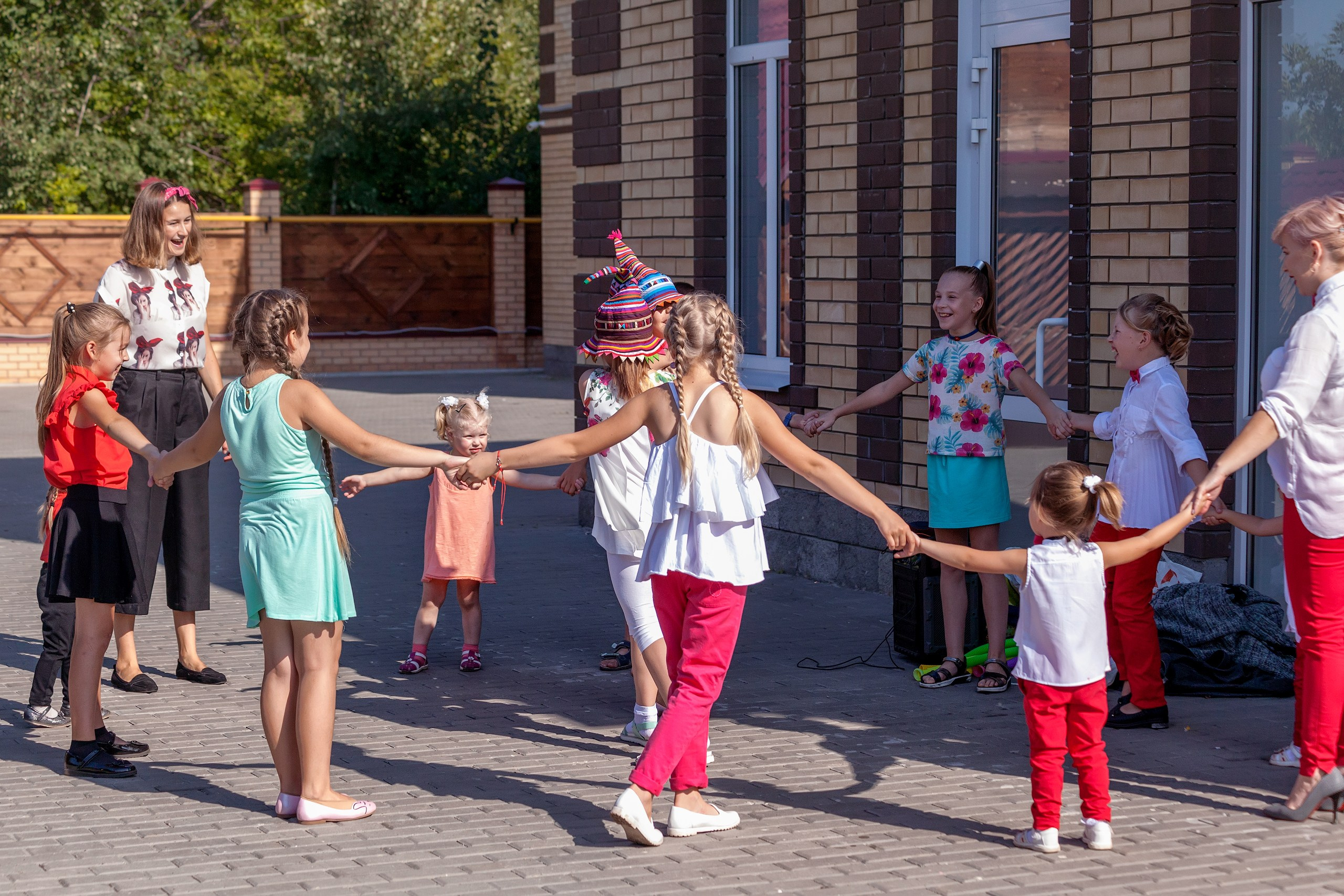 Детский хоровод на празднике, съёмка детских мероприятий.