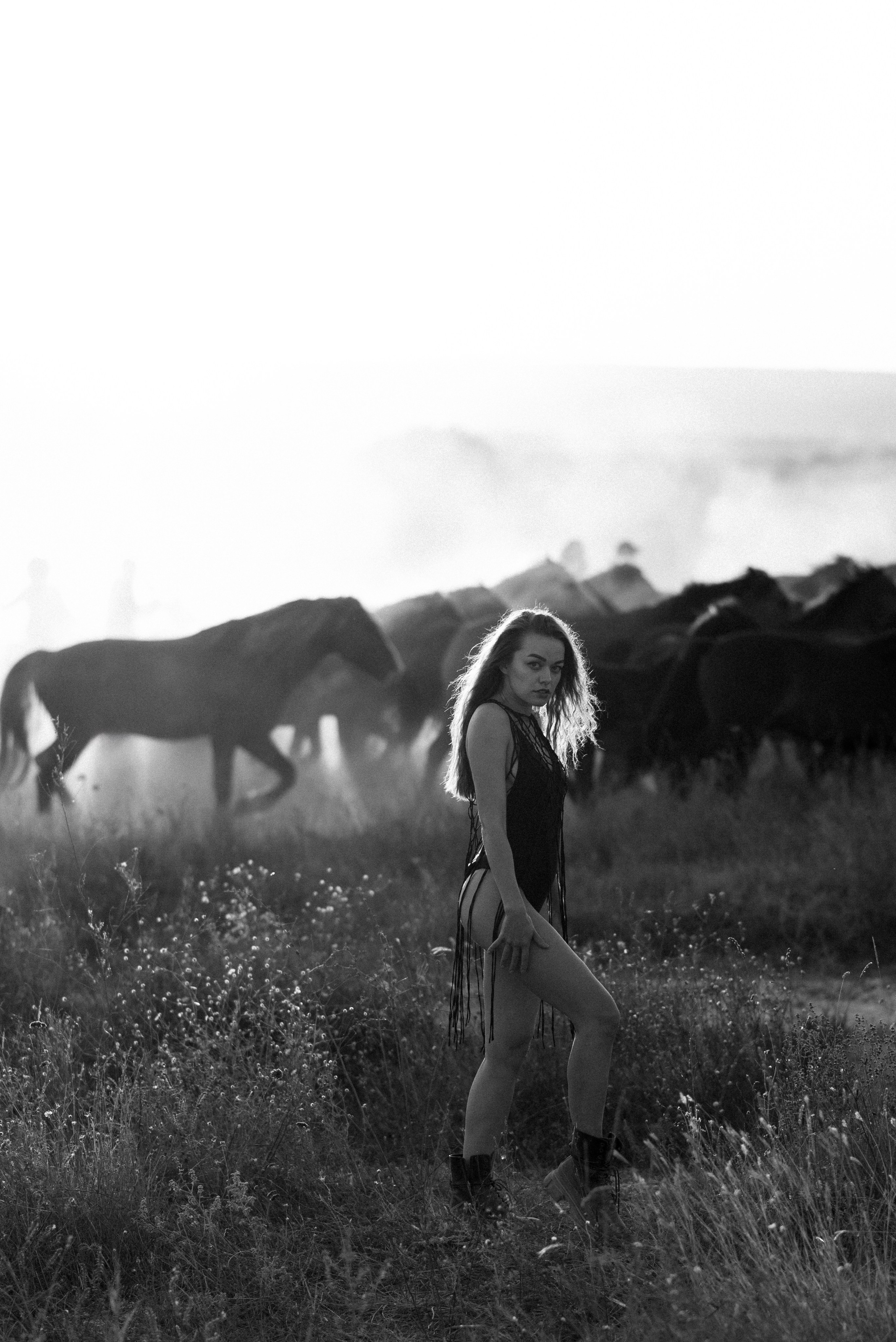 фотосессия на закате, девушка на фоне лошадей, фотовыезд на Белую Скалу