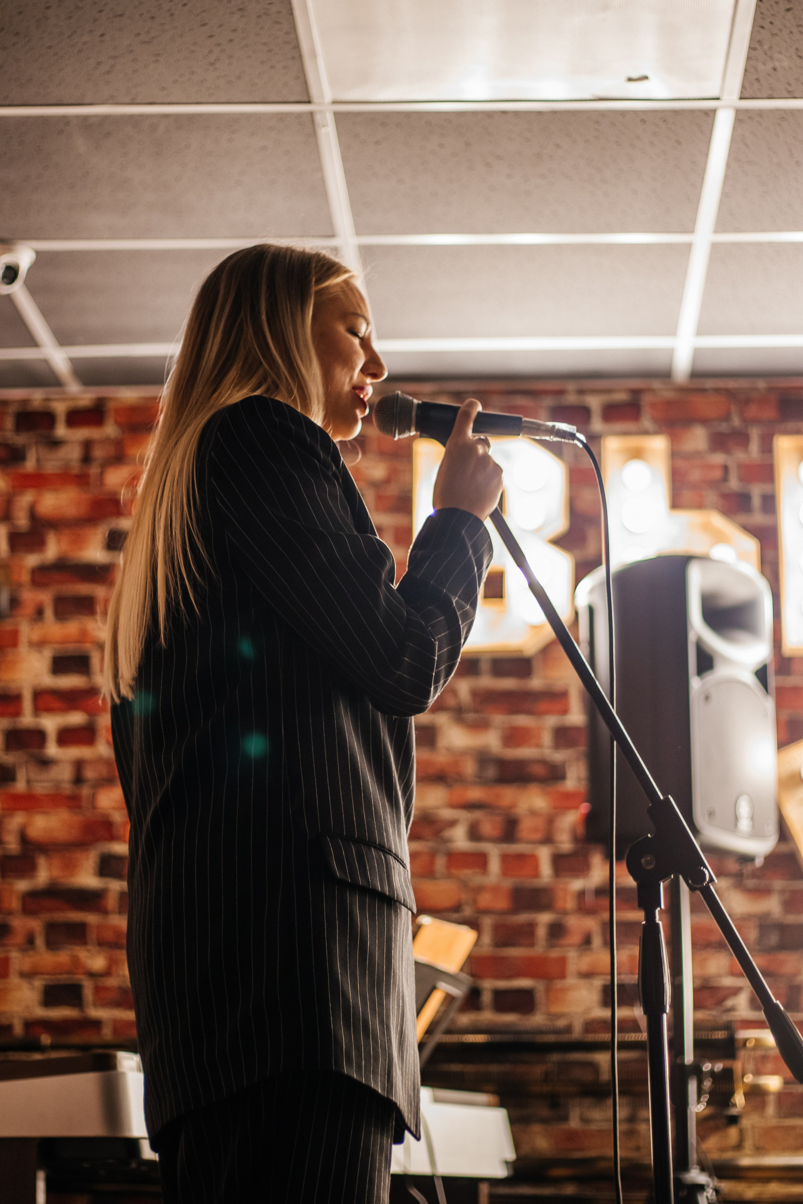 Отчетный концерт студентов вокального тренера Ксении Юрецкой 21.10.2023. Свадебный и семейный фотограф в Нижневартовске Татьяна Мартынова