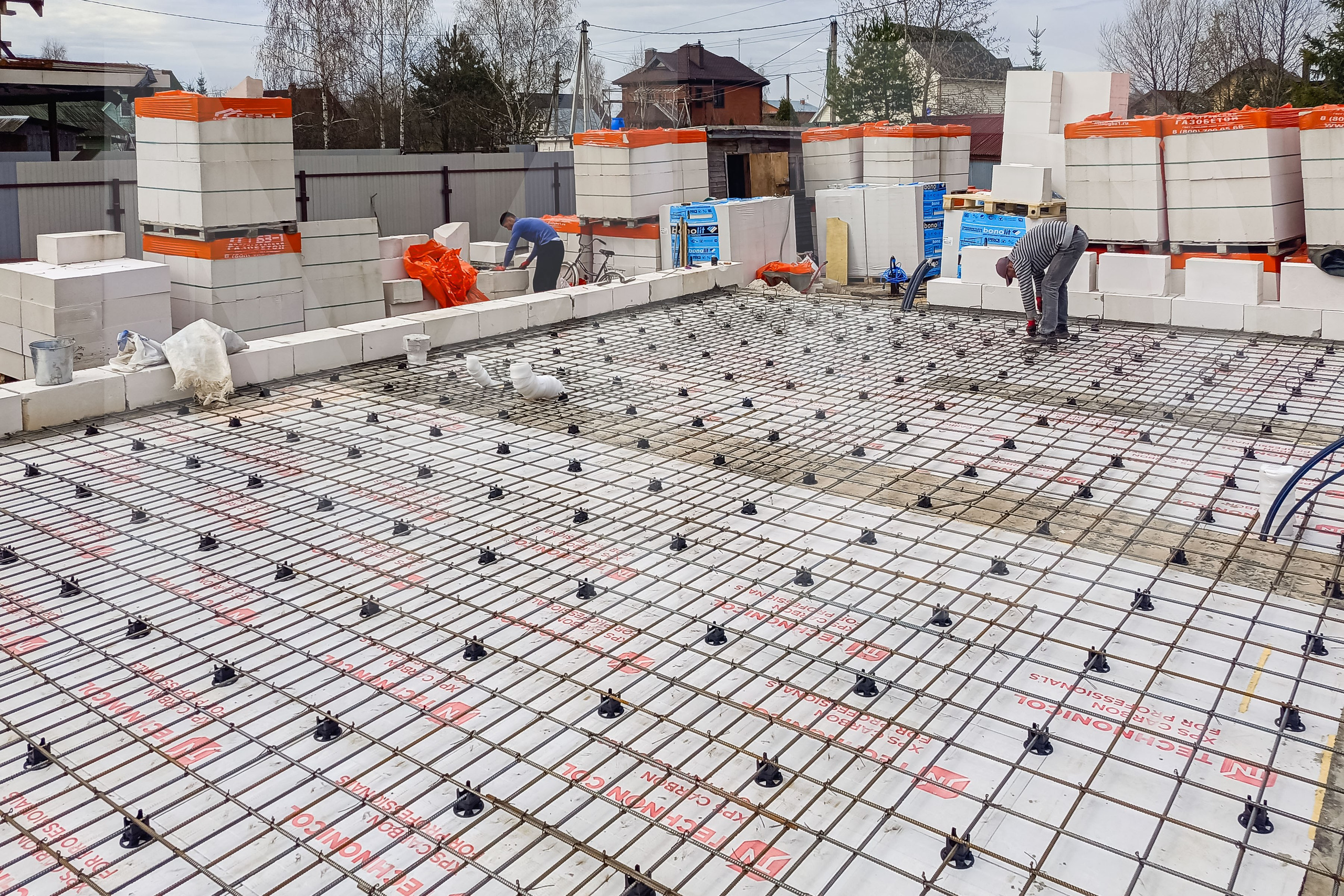 Укладка арматуры для монолитного фундамента в деревне Чепелево 