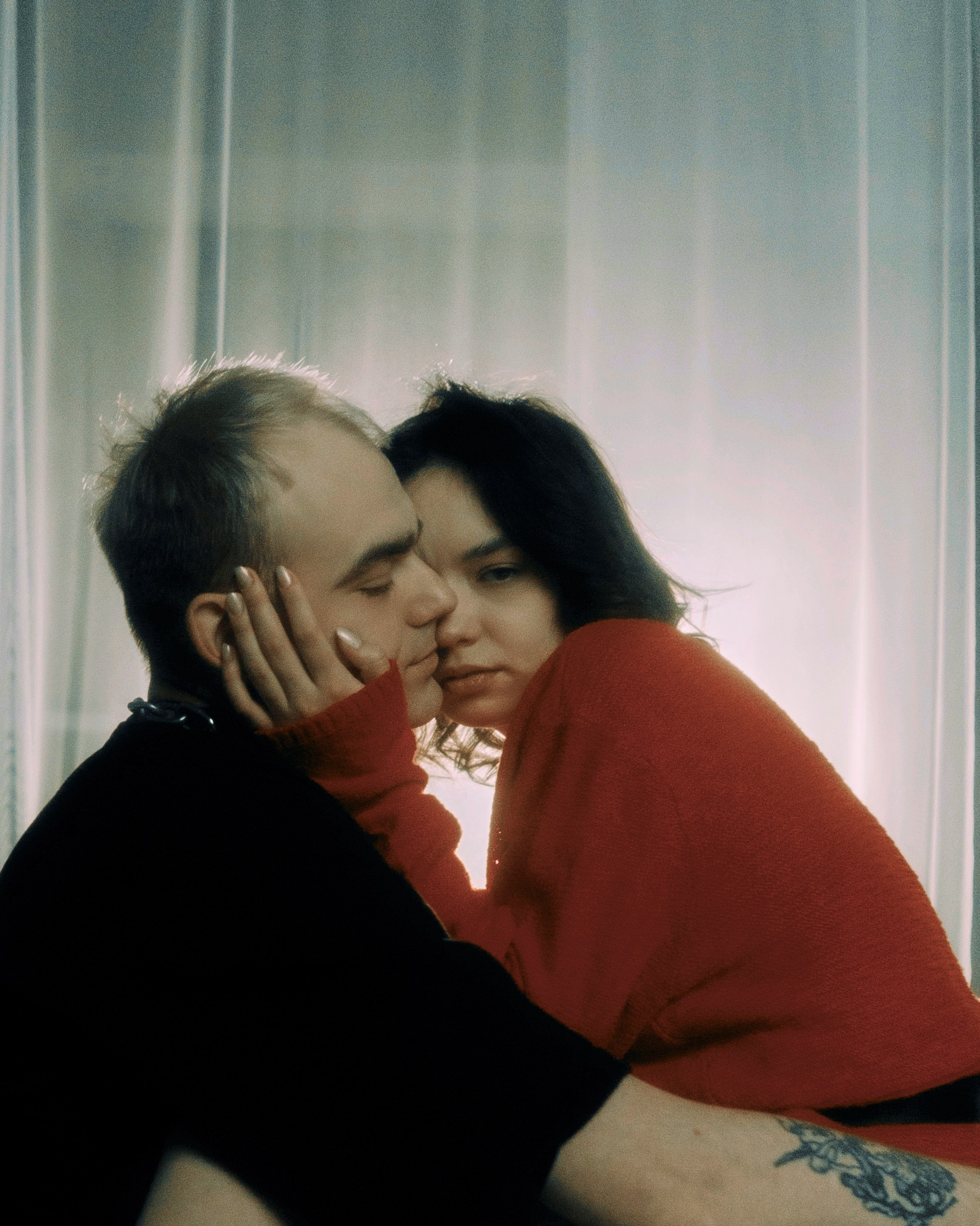 Свадебный фотограф Петербург — близкий портрет пары, объятия и поцелуй, киношная лав стори фотосессия, пленка