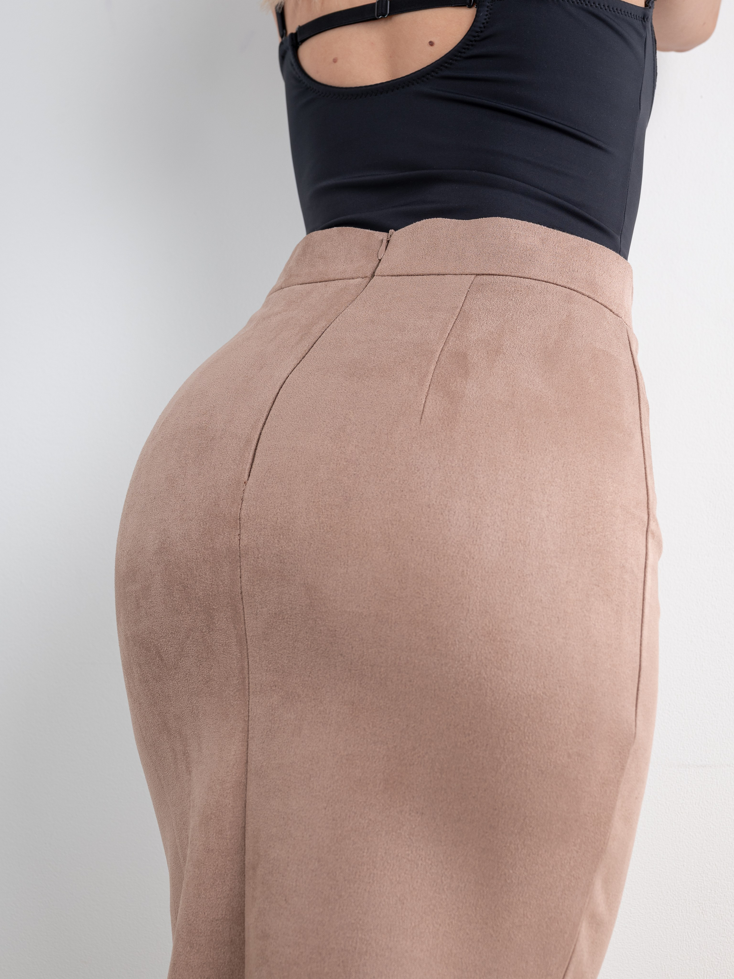 Замшевые юбки серия 2: интерьер+стилист. Предметный фотограф, фото для маркетплейсов Пятигорск, КМВ