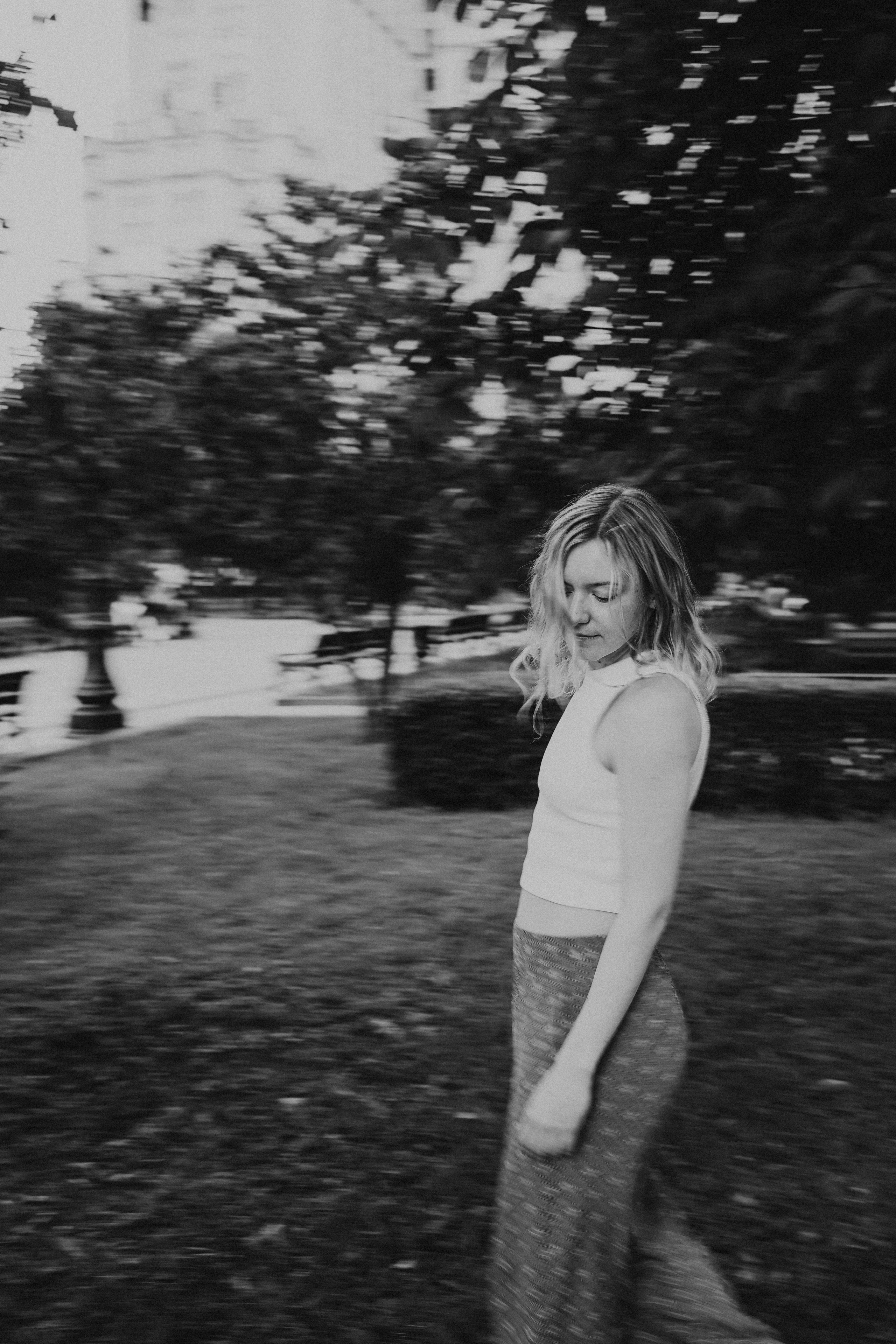 Девушка по городу шагает босиком. Фотограф Наталья Колганова