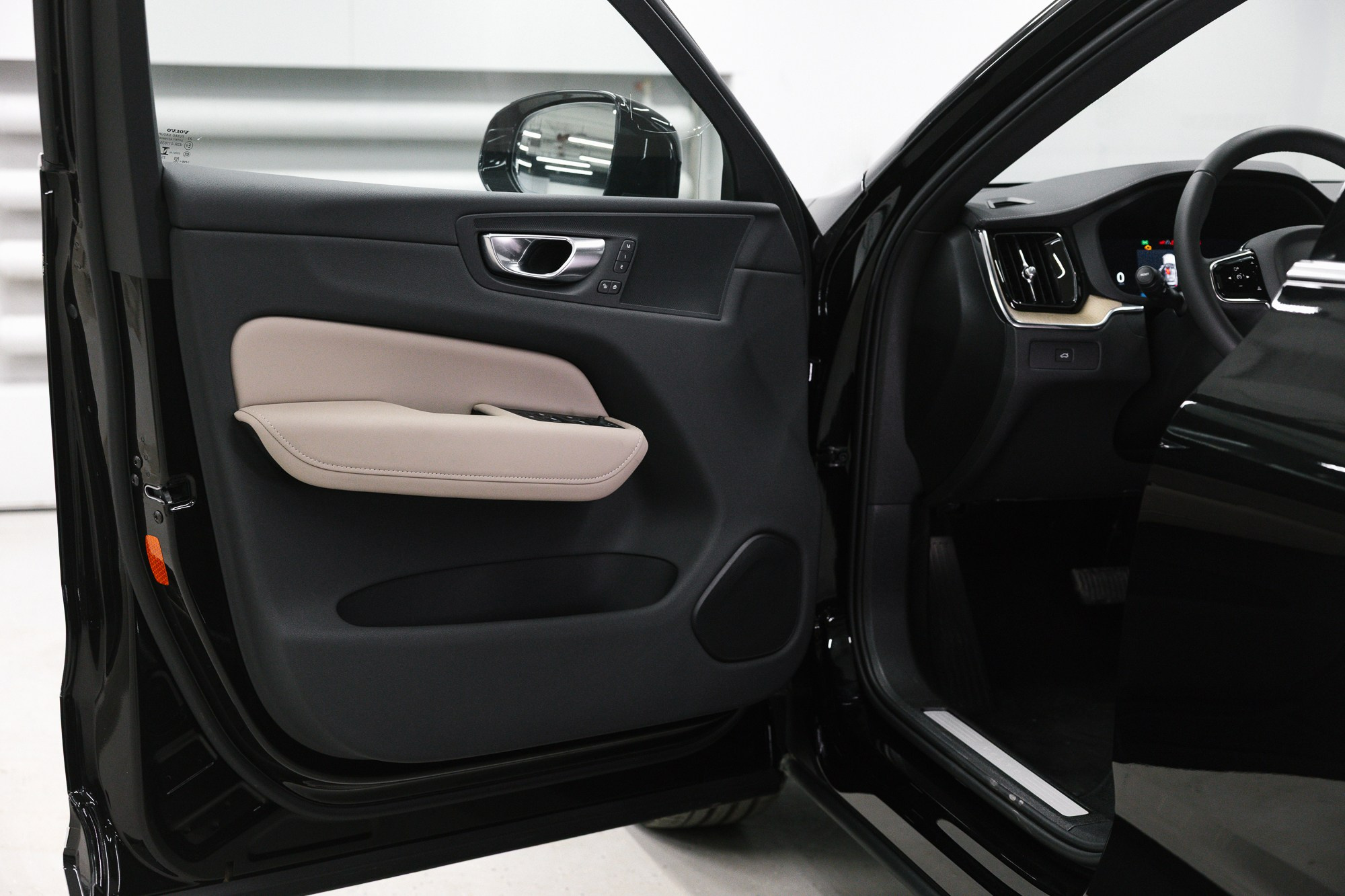 Volvo XC60 2.0 T5 4WD AT (250 л. с.). Автосалон «Х-Авто»