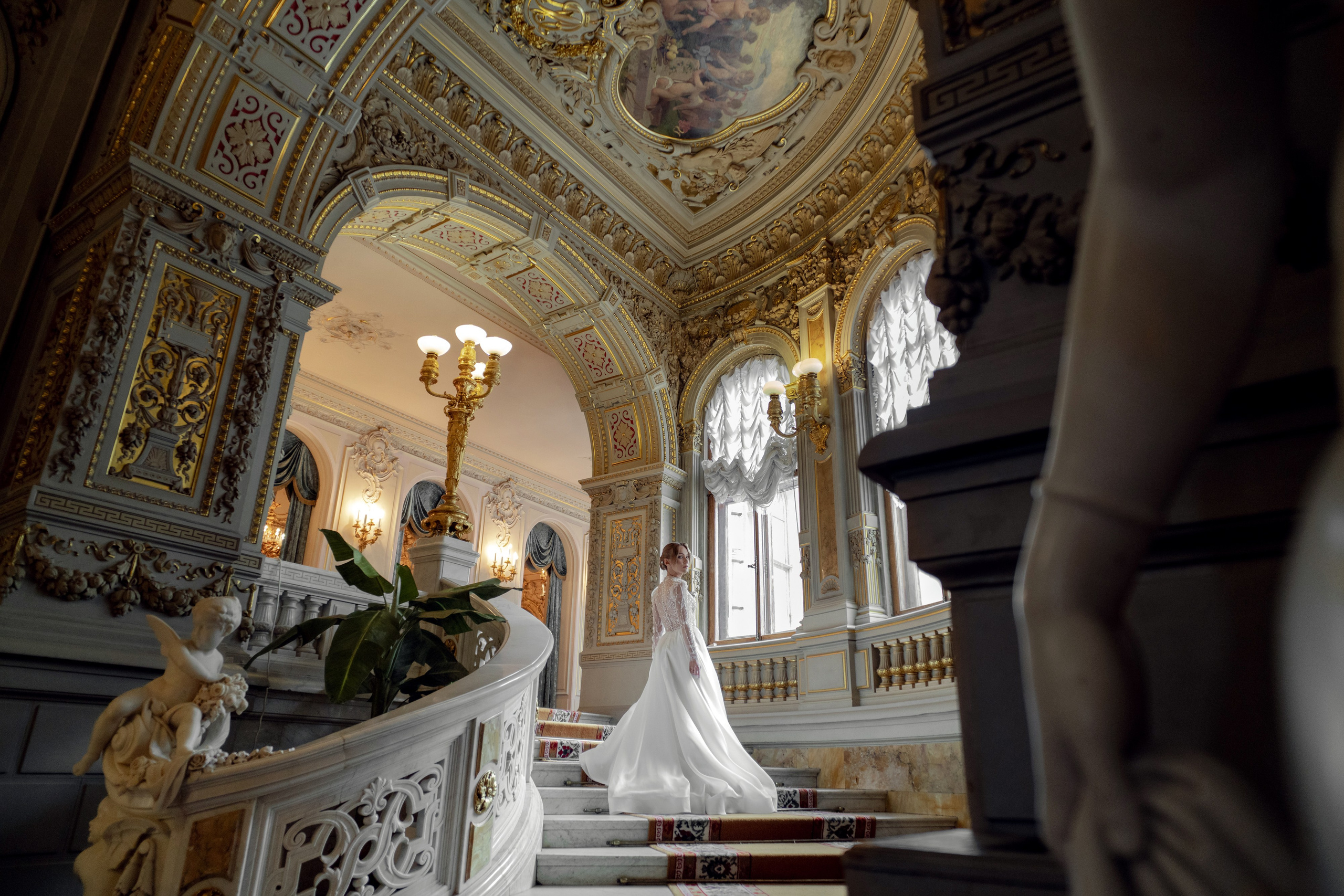 Жених и невеста в Доме ученых в Санкт-Петербурге. Свадебный фотограф Александр Невский в Санкт-Петербурге