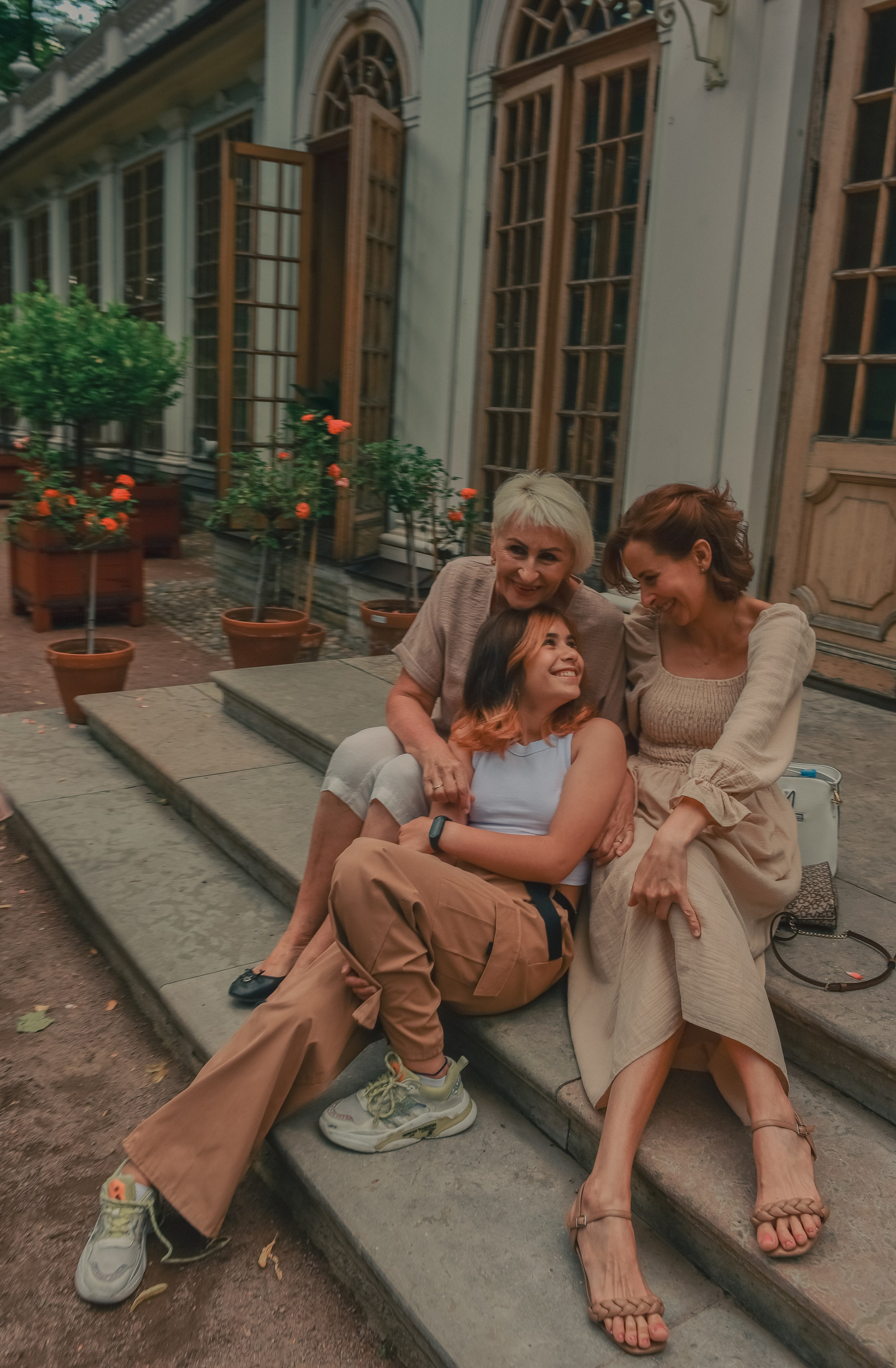 Фотосессия в Летнем саду. Анна, Татьяна, Злата и Эвелина. Семейный и свадебный фотограф в Санкт-Петербурге Яна