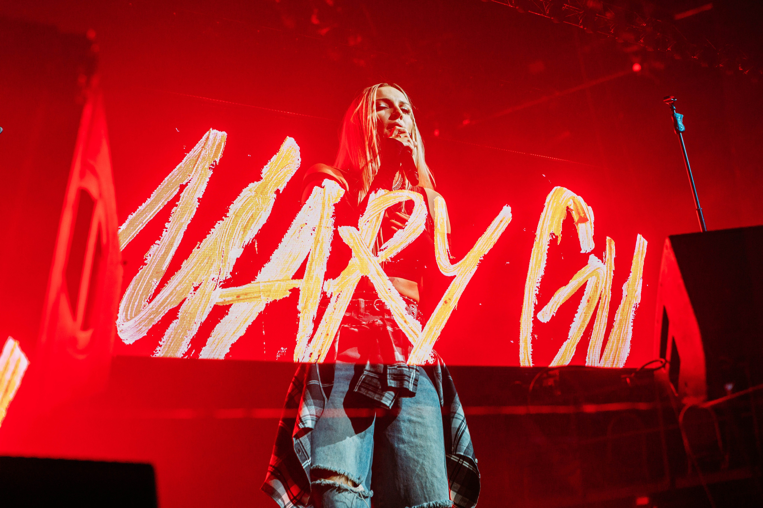 КОСИЧКИ ОТРЕЗАЛА И СОБРАЛА СТАДИУМ