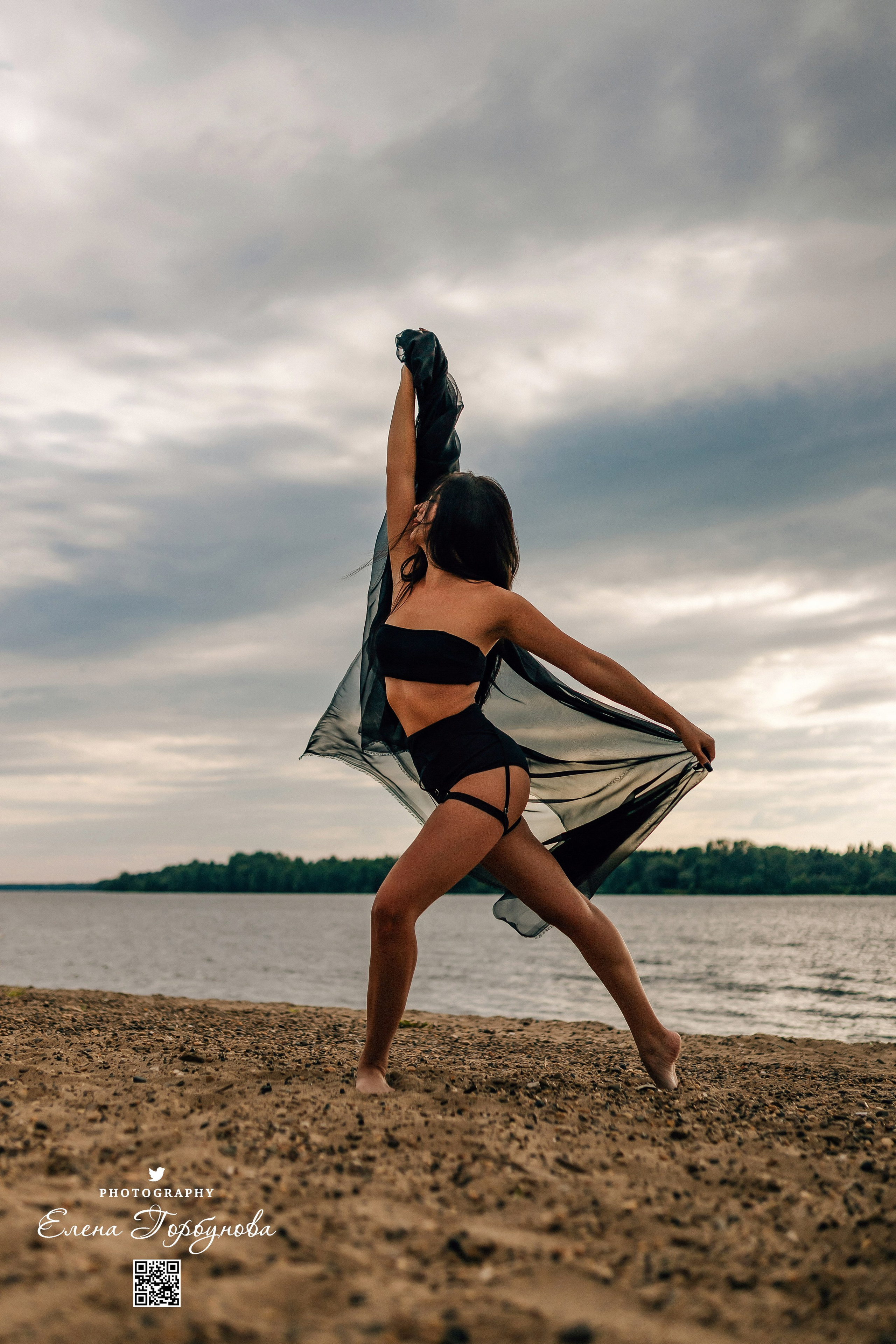 Черная серия с тканью. Набережная. Александра и Таисия. Июль 2025 г. Фотограф Пермь. Свадьбы. Семья и дети, школа, д. сад. Фотокниги