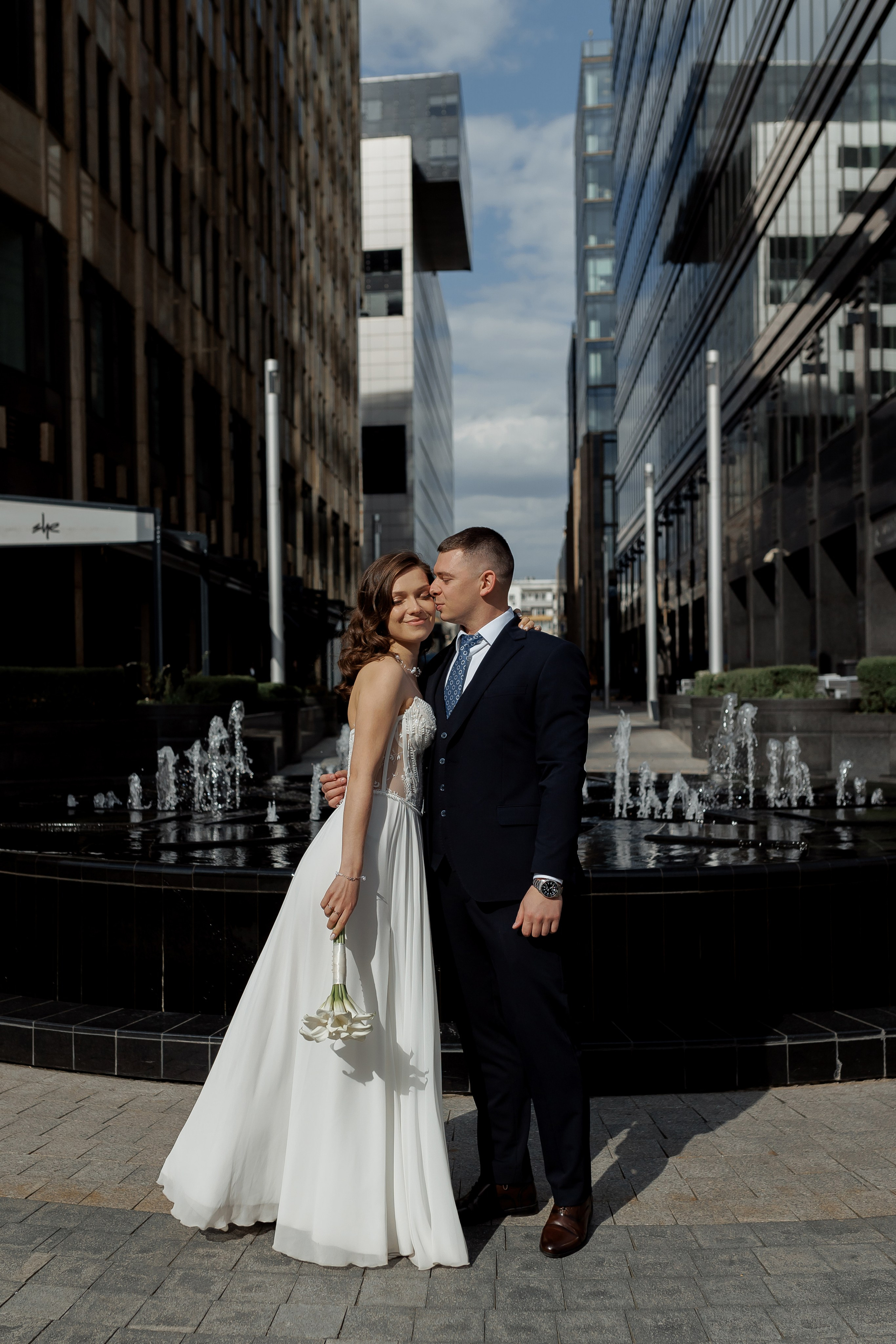 Свадебная прогулка по городу. Свадебный фотограф в Москве Дарья Олендарёва