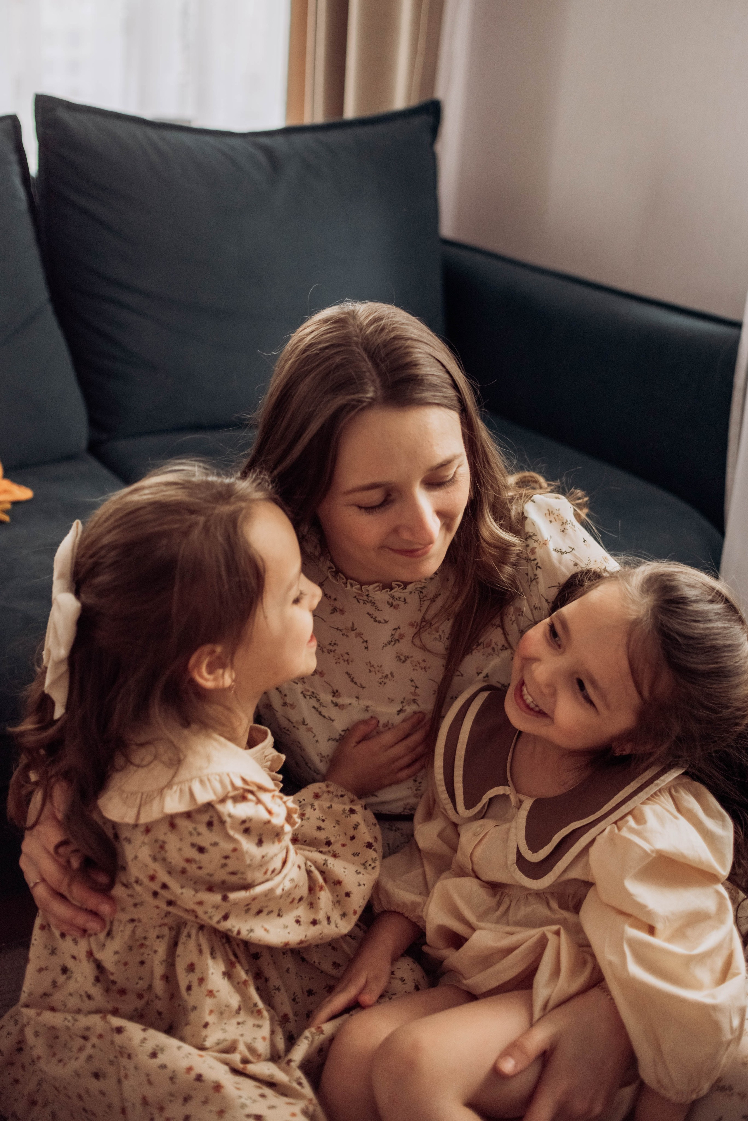 Домашняя фотосессия для мамы и дочек, с цветами, весной, к 8 марта. Семейный фотограф в Железнодорожном Масаева Елена