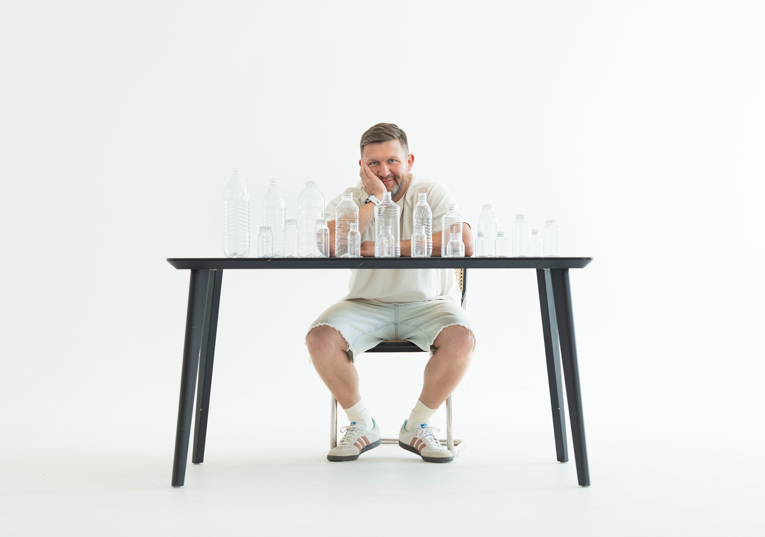 Артем. Владелец компании по производству пластиковой тары. Главная