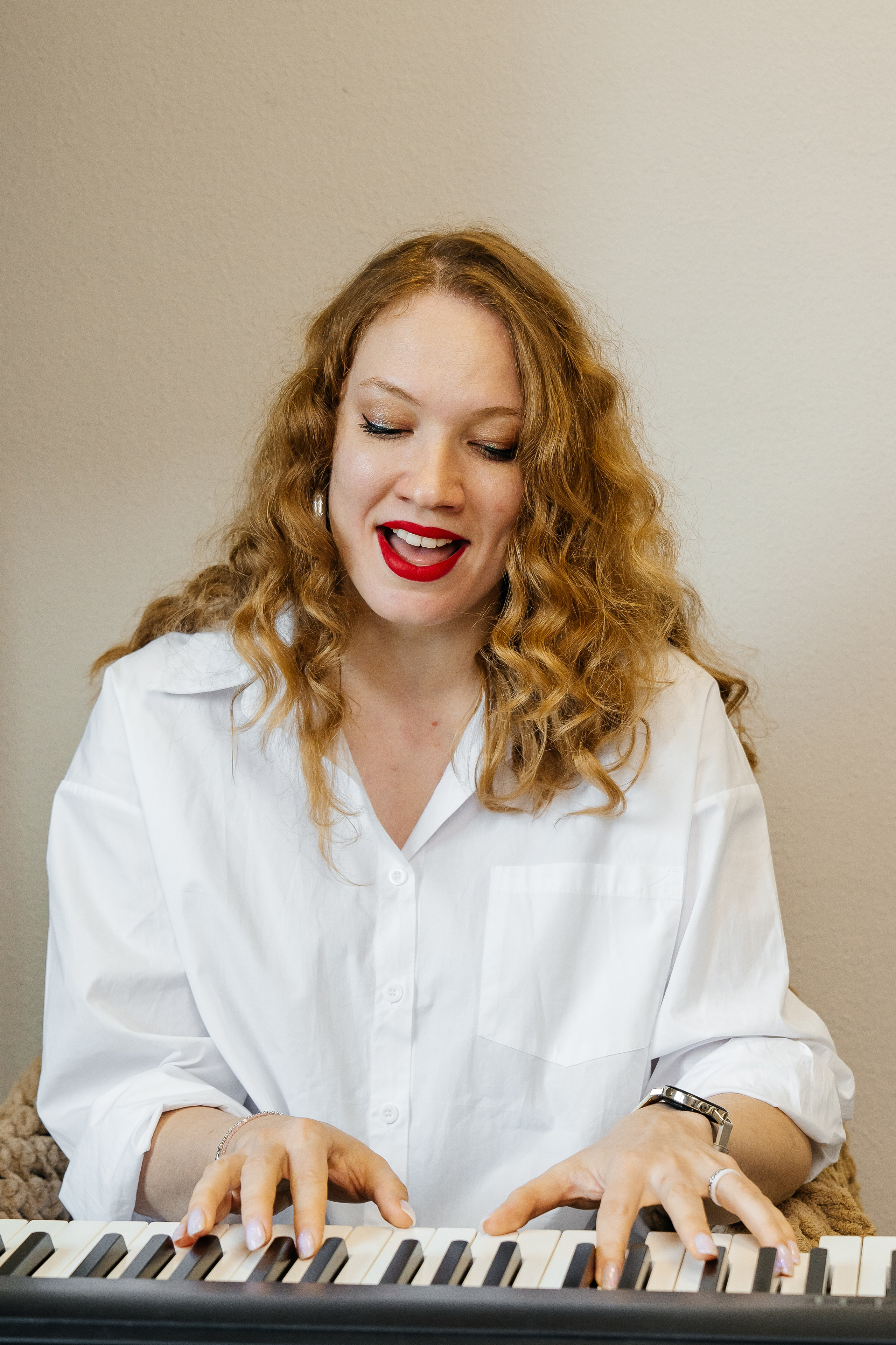 Конент фотографии для вокальной студии. Предметный фотограф в Горячем Ключе Вера Швец