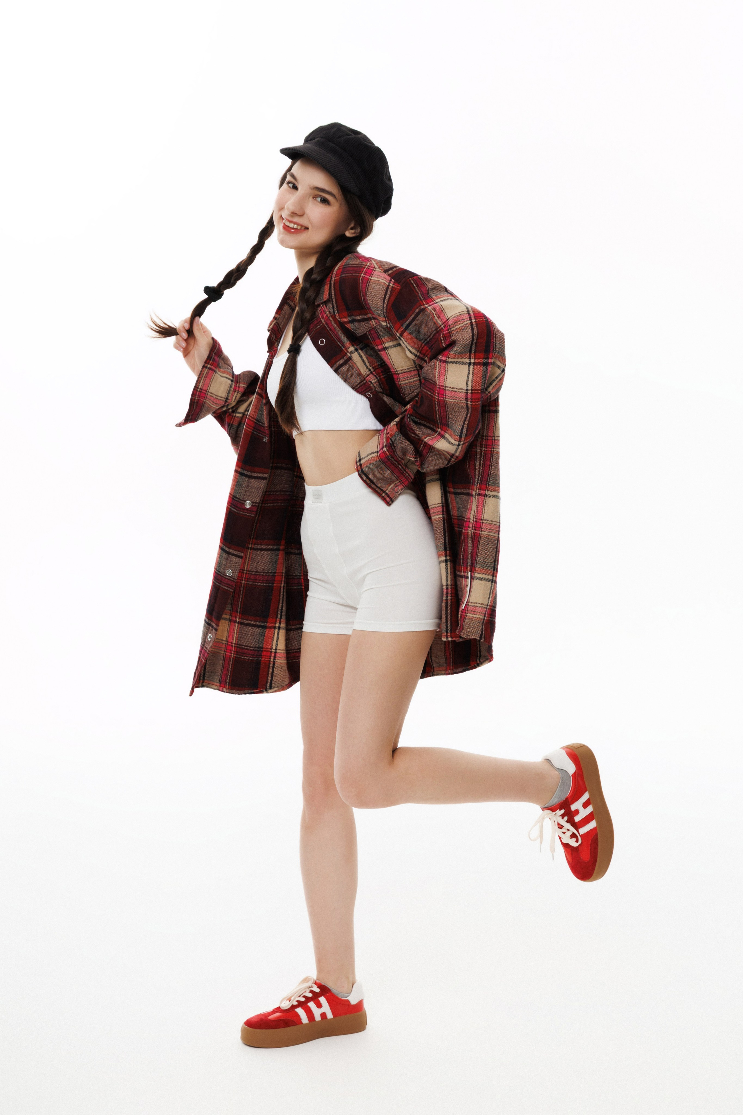 Каталожная фотосъемка на циклораме с моделью под ключ