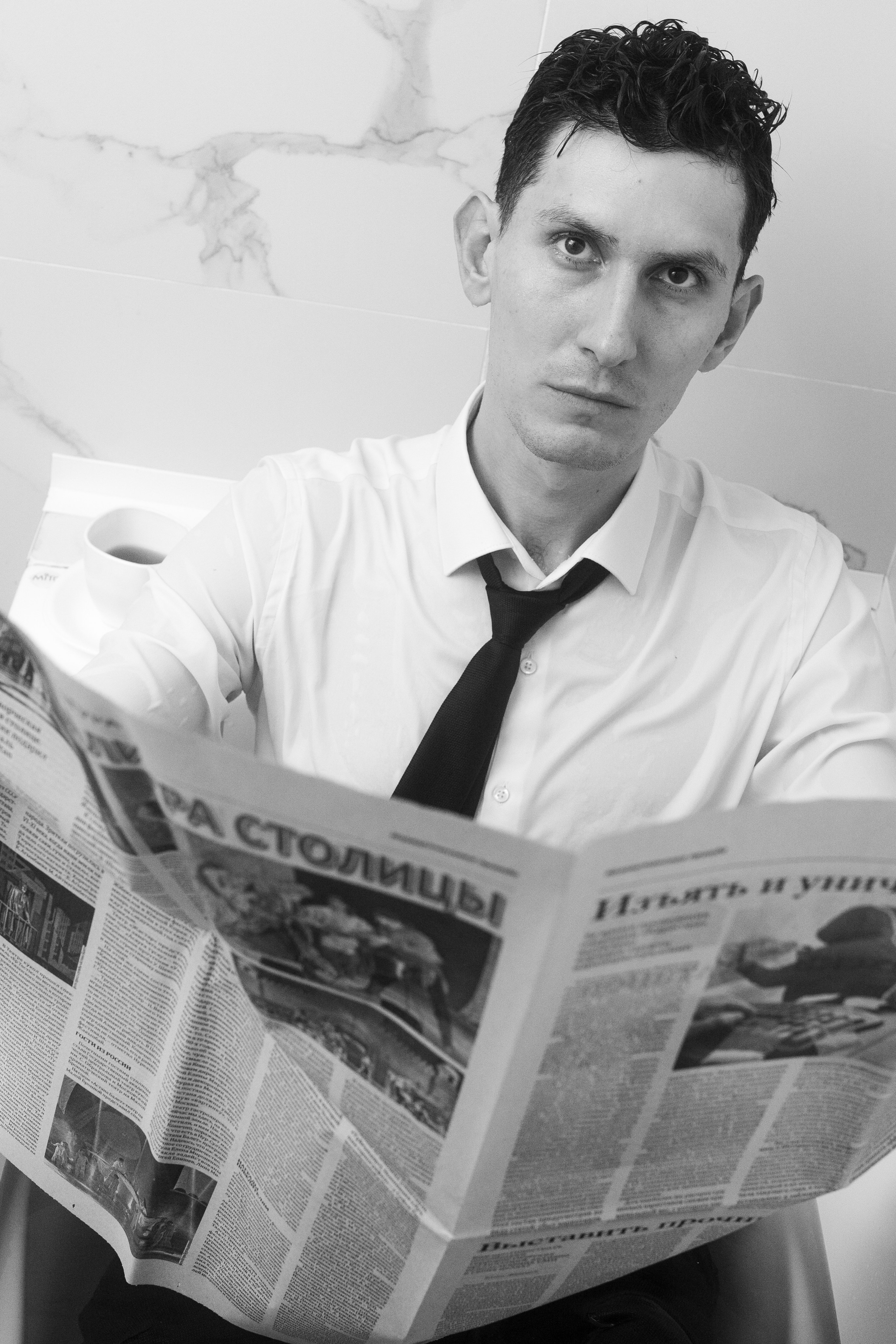 Мужская фотосессия в ванной, мужчина читает горящую газету, концептуальный портрет