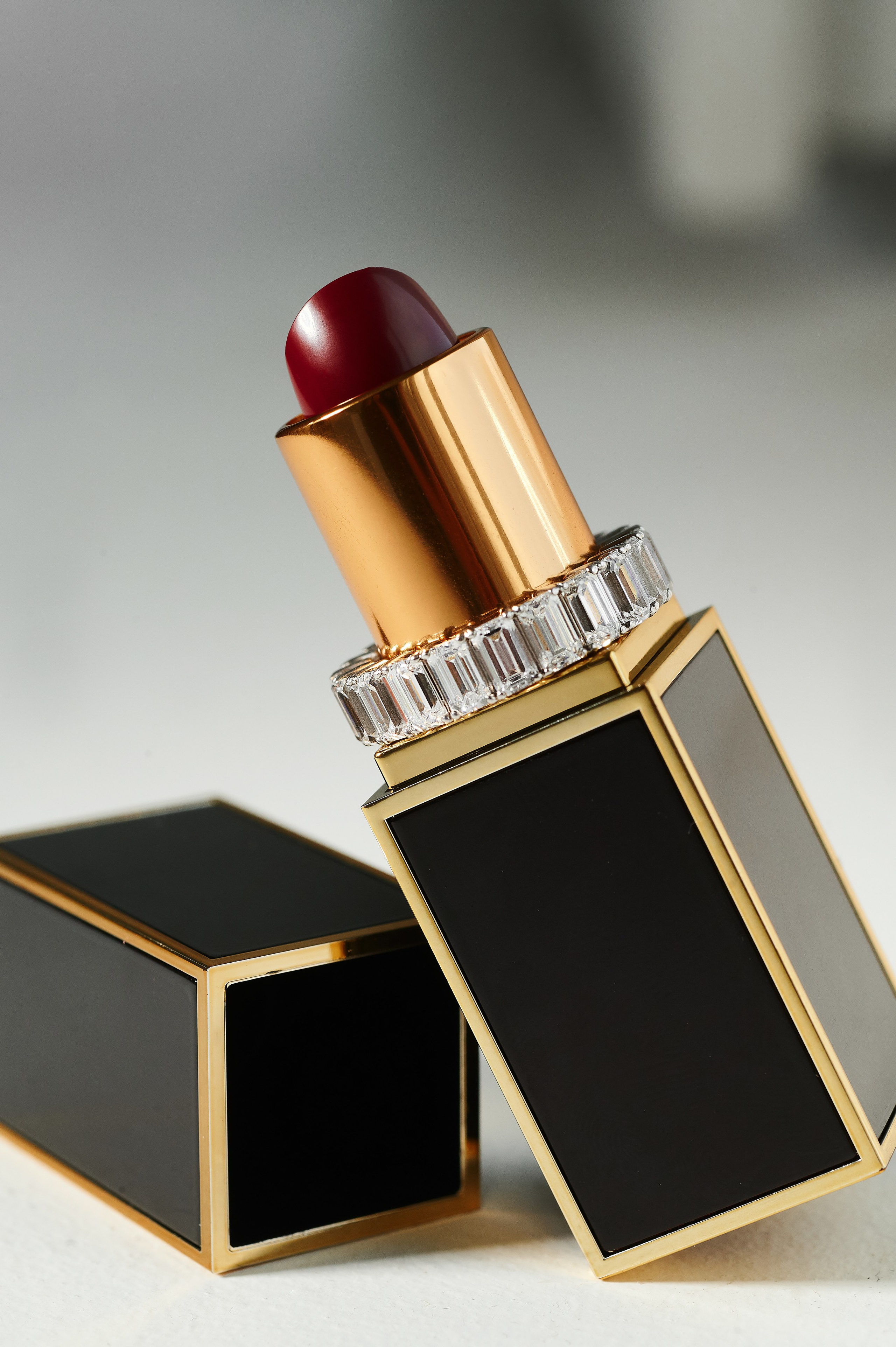 кольцо на помаде, интересная идея для Фотосессии ювелирных изделий