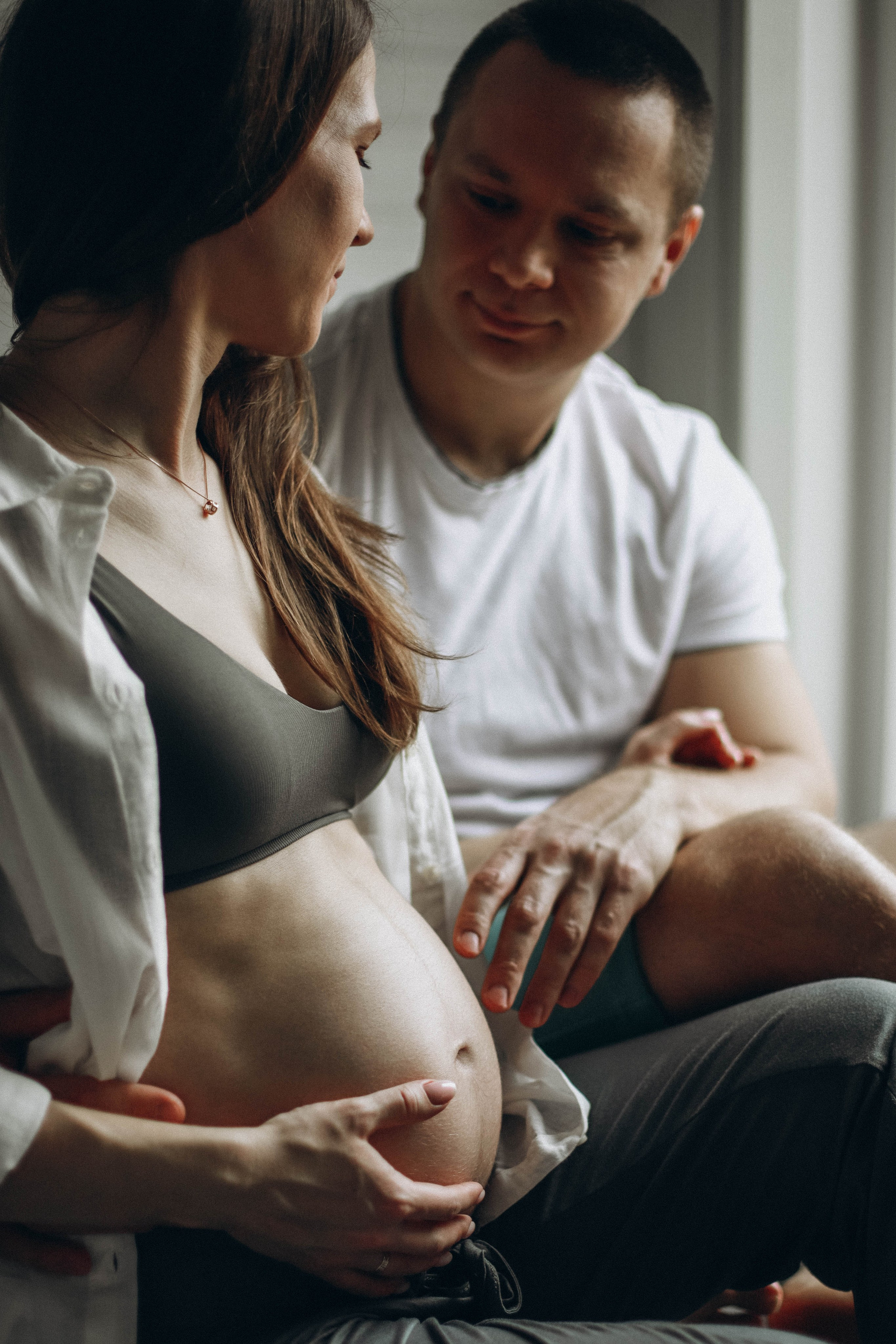 Babybauch-Shooting zu Hause. Fotografin in Erlangen, Nürnberg und Umgebung
