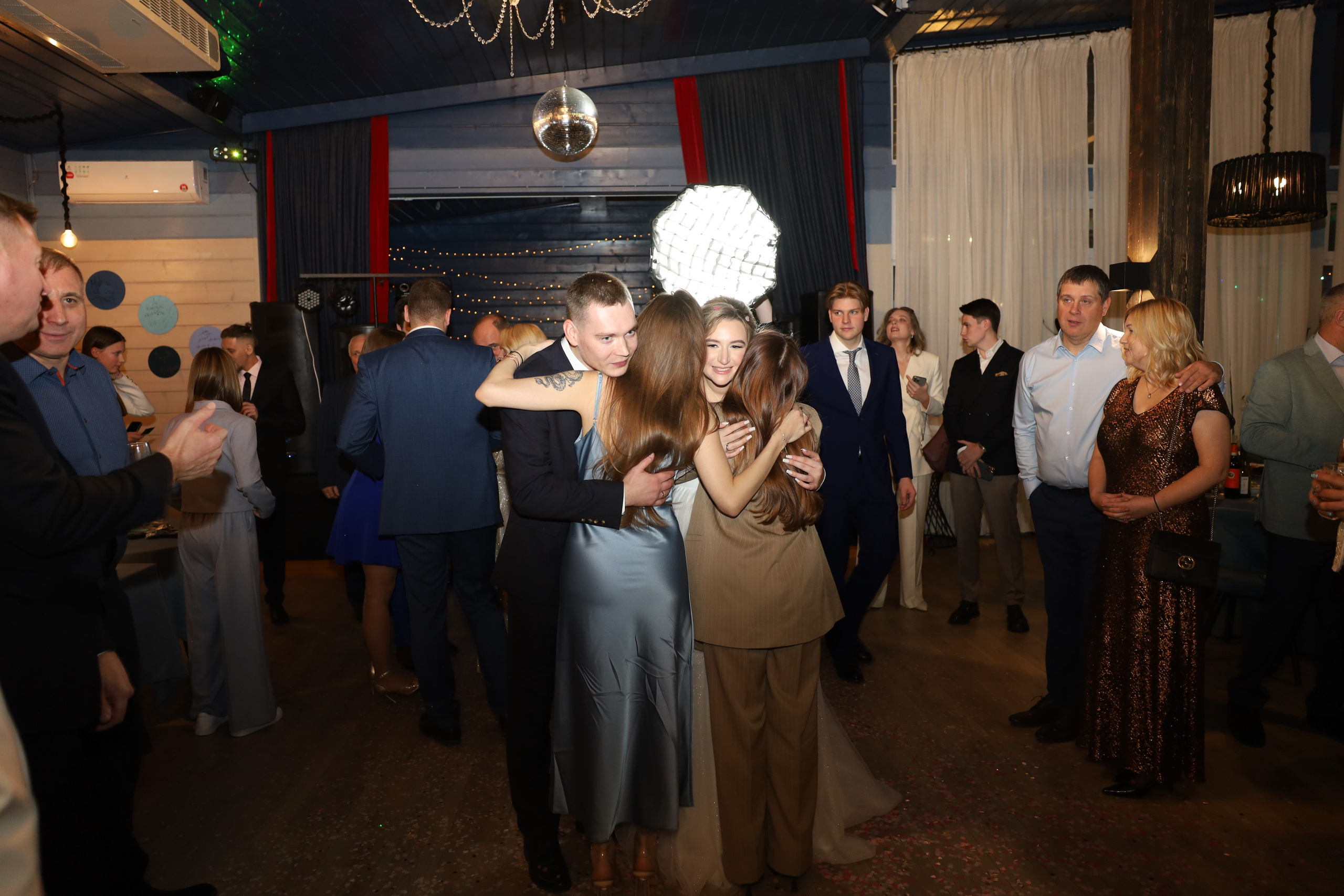 𝒜𝓇𝓉𝑒𝓂 & 𝐿𝓎𝓊𝓈𝓎𝒶 (𝓇𝑒𝓈𝓉𝒶𝓊𝓇𝒶𝓃𝓉). 𝑀𝑜𝓈𝒸𝑜𝓌. Свадебный фотограф в Санкт-Петербурге